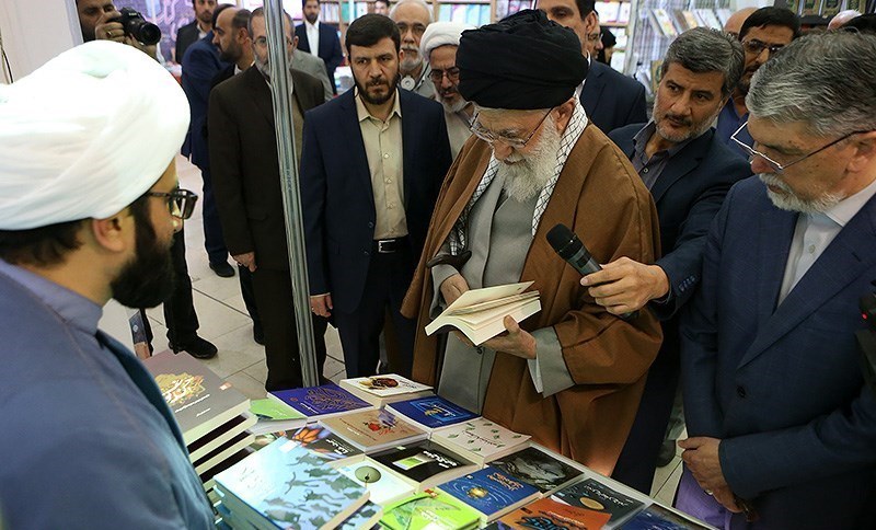 بازدید رهبر انقلاب اسلامی از غرفه انتشارات مسجد مقدس جمکران