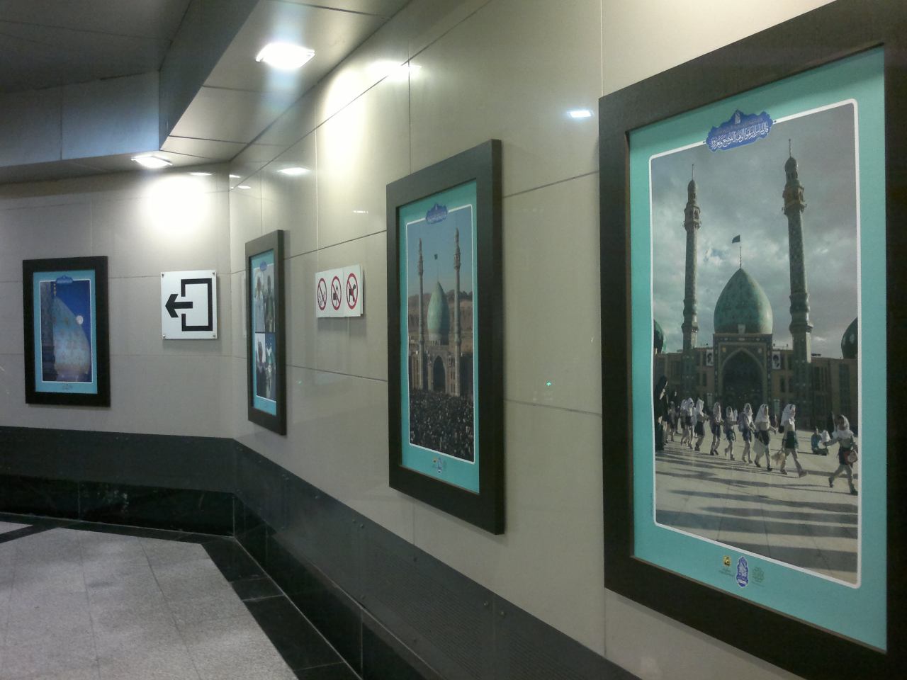 برپایی نمایشگاه عکس و پوستر «عهد سربازی» در مترو حضرت ولی عصر(عجل الله تعالی فرجه)