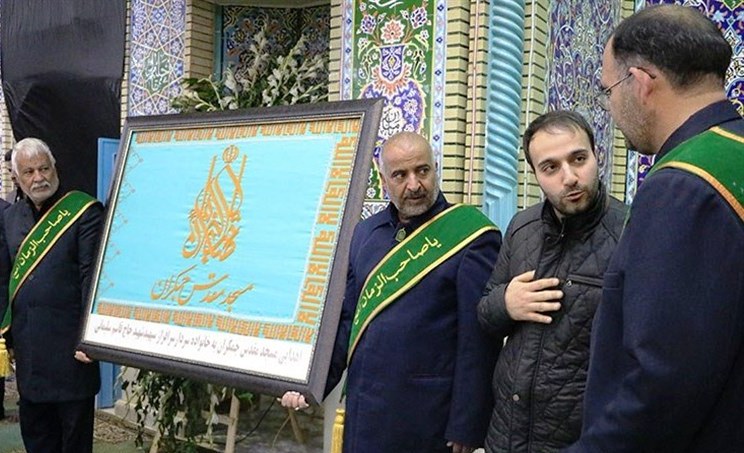 پرچم مسجد مقدس جمکران به خانواده شهید حاج قاسم سلیمانی اهدا شد