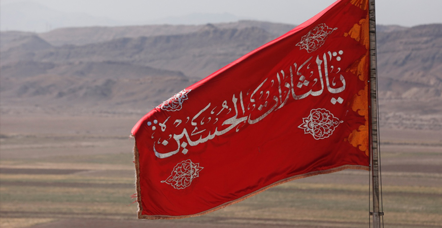 اهتزاز پرچم سرخ «یالثارات‌الحسین» بر فراز گنبد مسجد مقدس جمکران