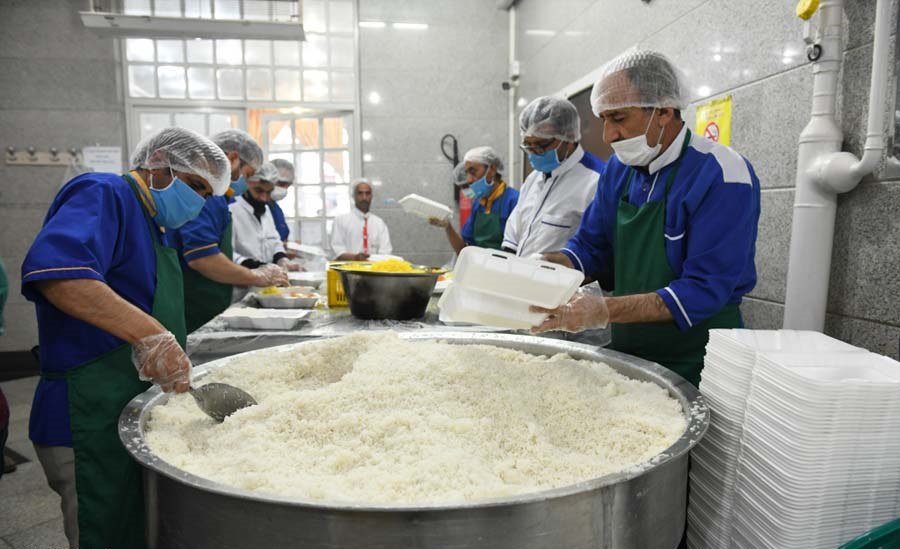 طبخ و توزیع 130 هزار پرس غذای گرم در مسجد مقدس جمکران