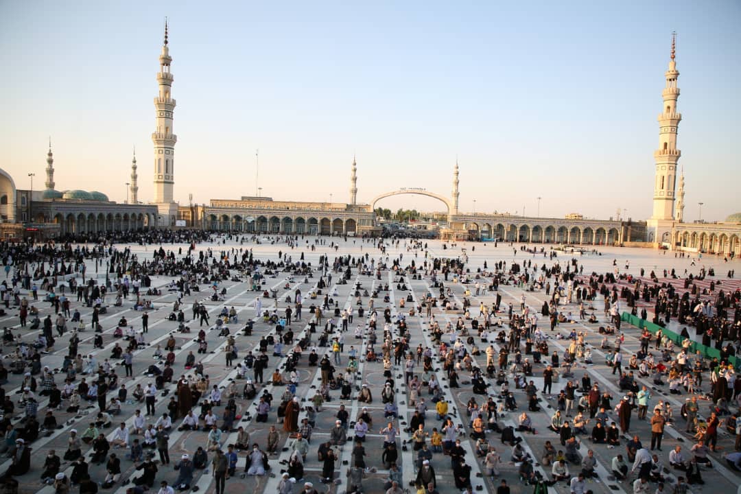 زمزمه دعای عرفه در مسجد مقدس جمکران