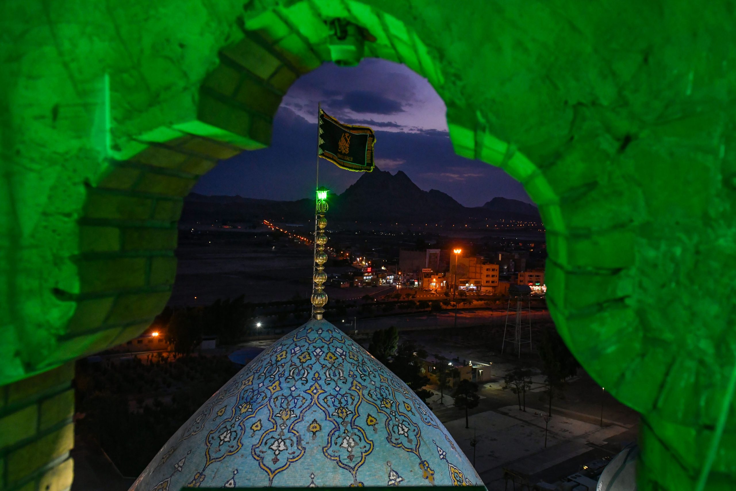 اهتزار پرچم عزای حسینی بر فراز گنبد مسجد صاحب عزا