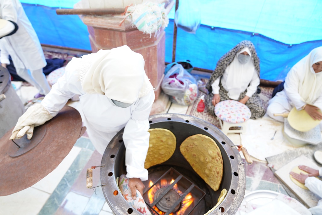 پخت نان صلواتی کرمانی به مناسبت تولد پیامبر اکرم (ص) در مسجد جمکران