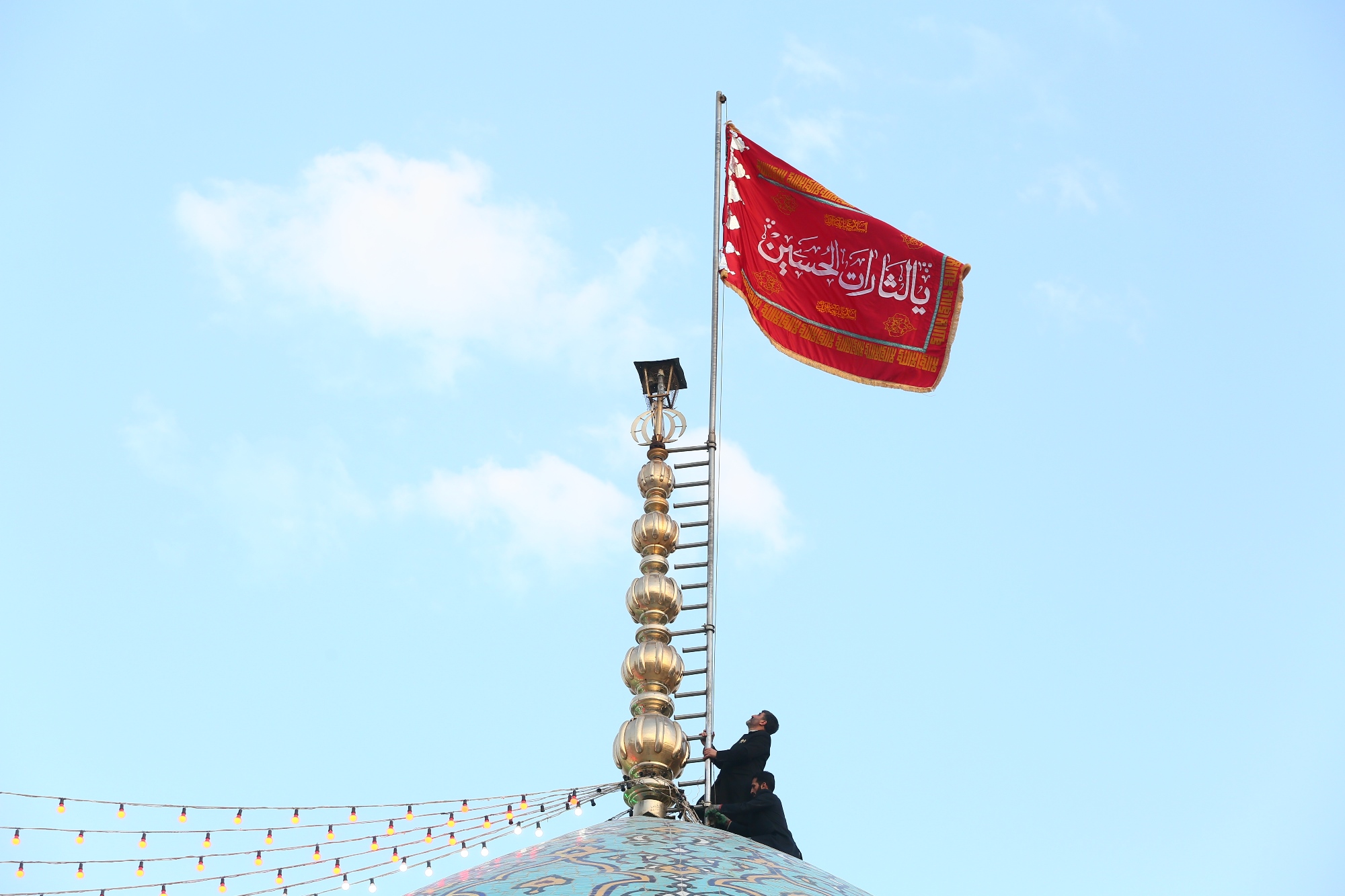آیین تعویض پرچم گنبد فیروزه ای مسجد مقدس جمکران برگزار شد/برنامه های جشن نیمه شعبان