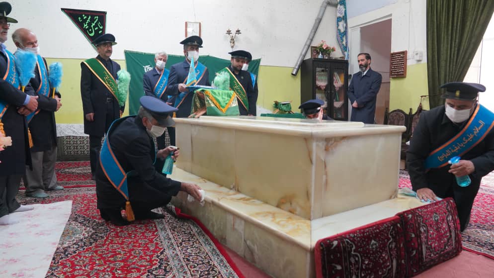غباروبی مقبره سید ابوالحسن الرضا با حضور خادمان مسجد مقدس جمکران