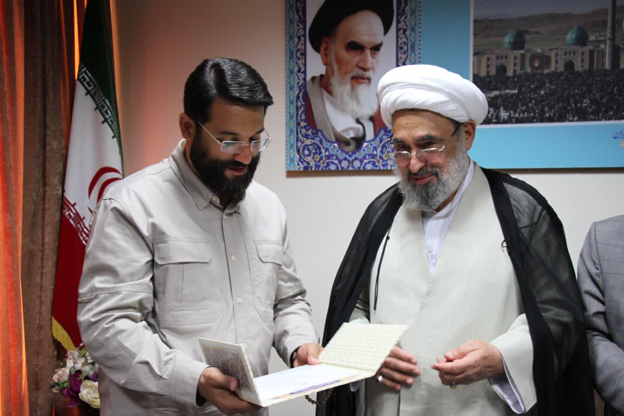 ابوذر روحی خواننده «سلام فرمانده» خادم افتخاری مسجد مقدس جمکران شد