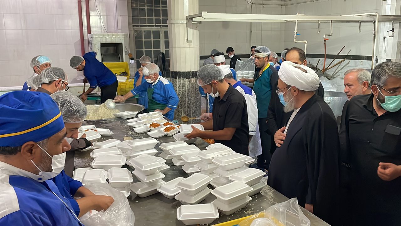 توزیع 160 هزار پرس غذای گرم در دهه اول محرم/توزیع 15 هزار ماسک رایگان در مسجد مقدس جمکران