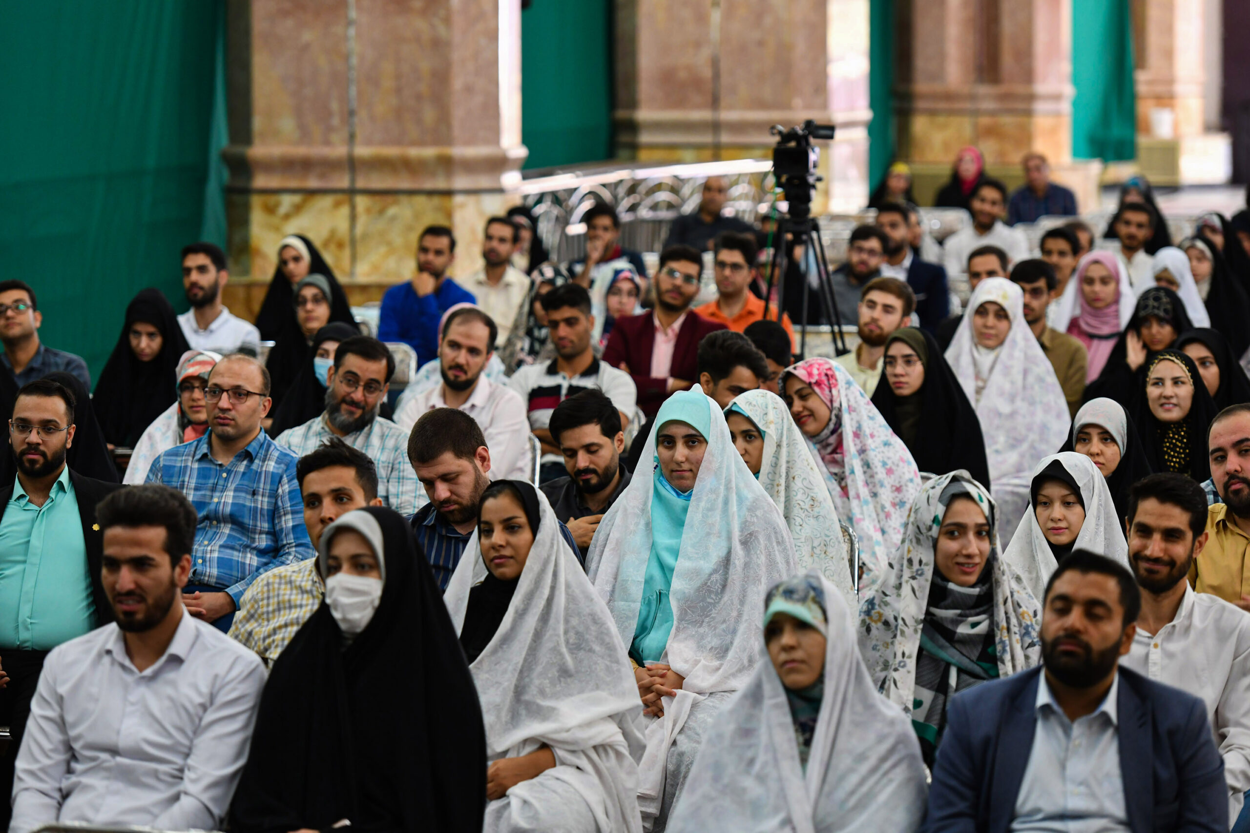 پیوند فیروزه‌ای ۲۵۰ زوج دانشجو در مسجد مقدس جمکران