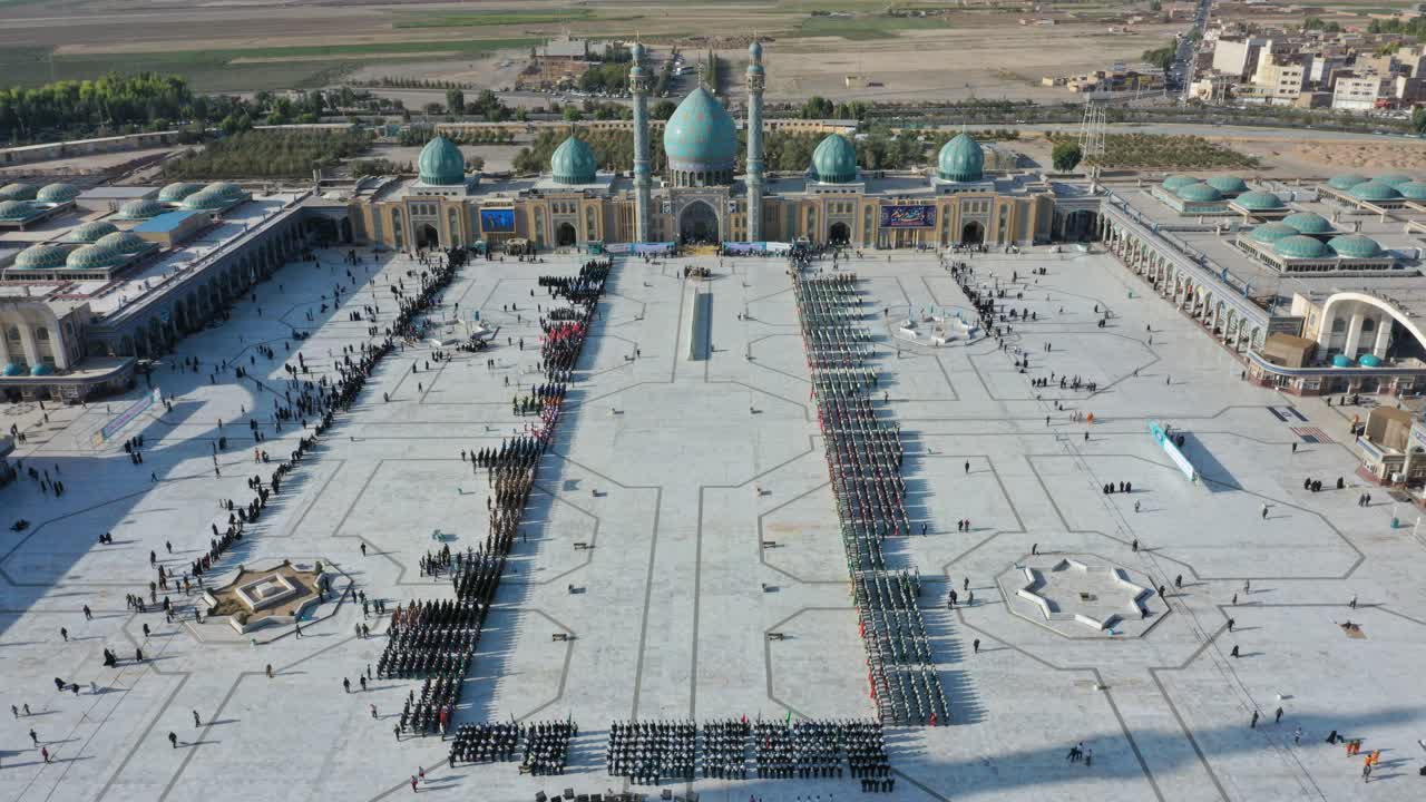 برگزاری صبحگاه مشترک عهد سربازی در مسجد مقدس جمکران/اهدای نشان خادمی به سردار اشتری