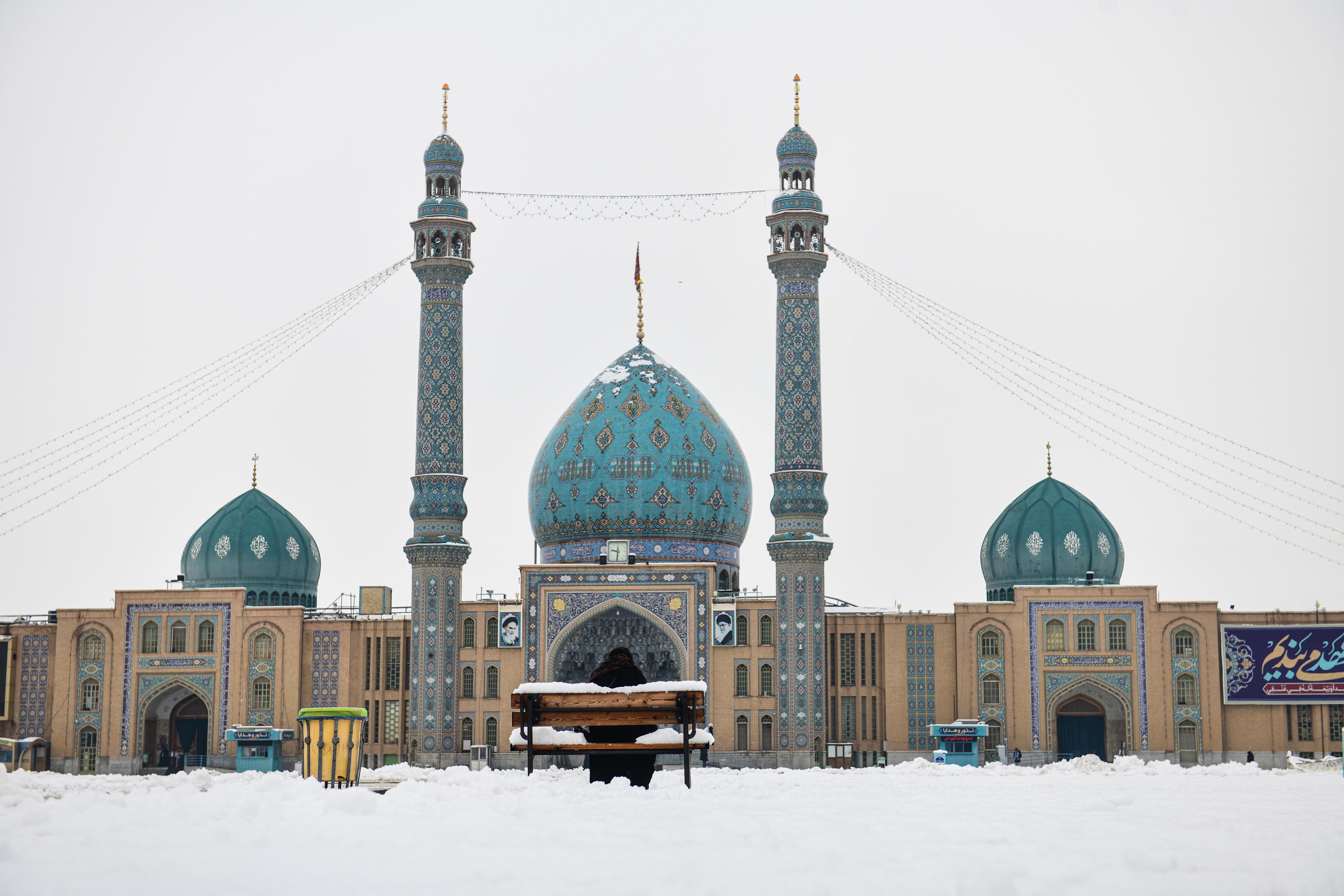 مجله خبری عصر امید- حال و هوای برفی مسجد مقدس جمکران