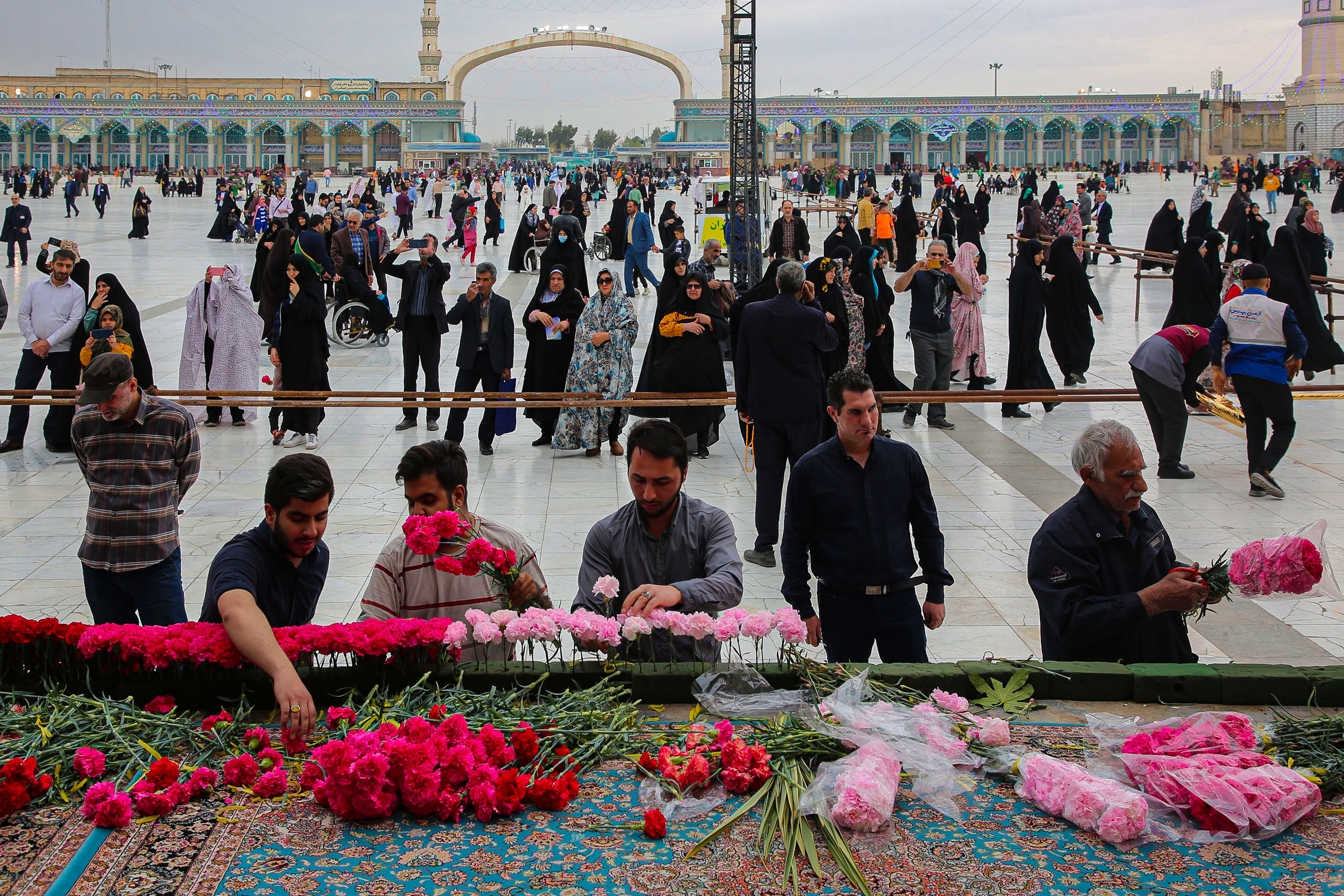 تصاویر گل‌آرایی مسجد مقدس جمکران در نیمه شعبان