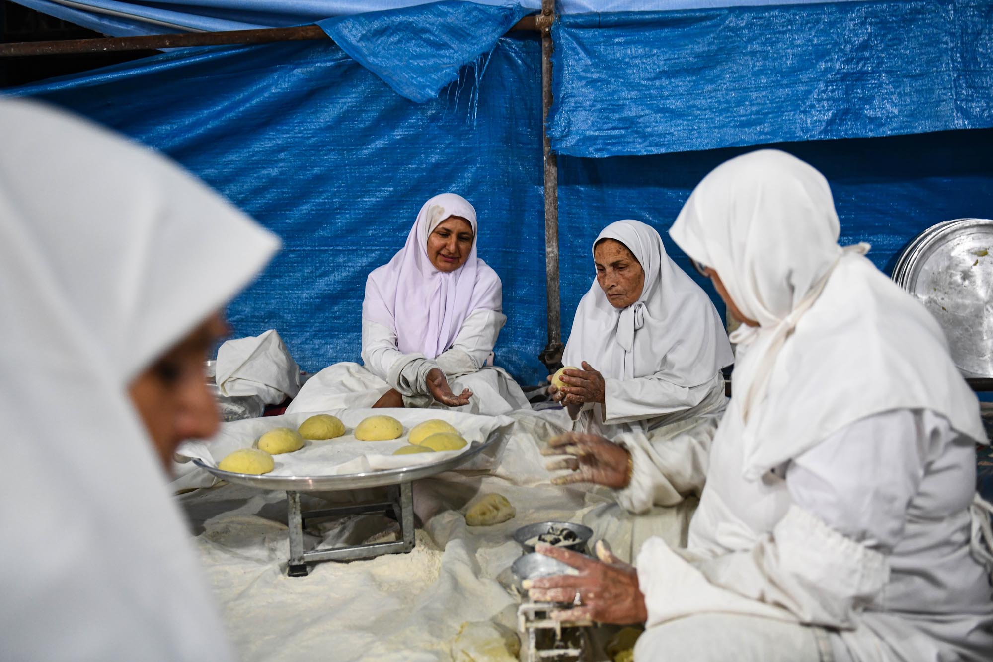تصاویر پخت نان نذری کرمانیها در مسجد جمکران