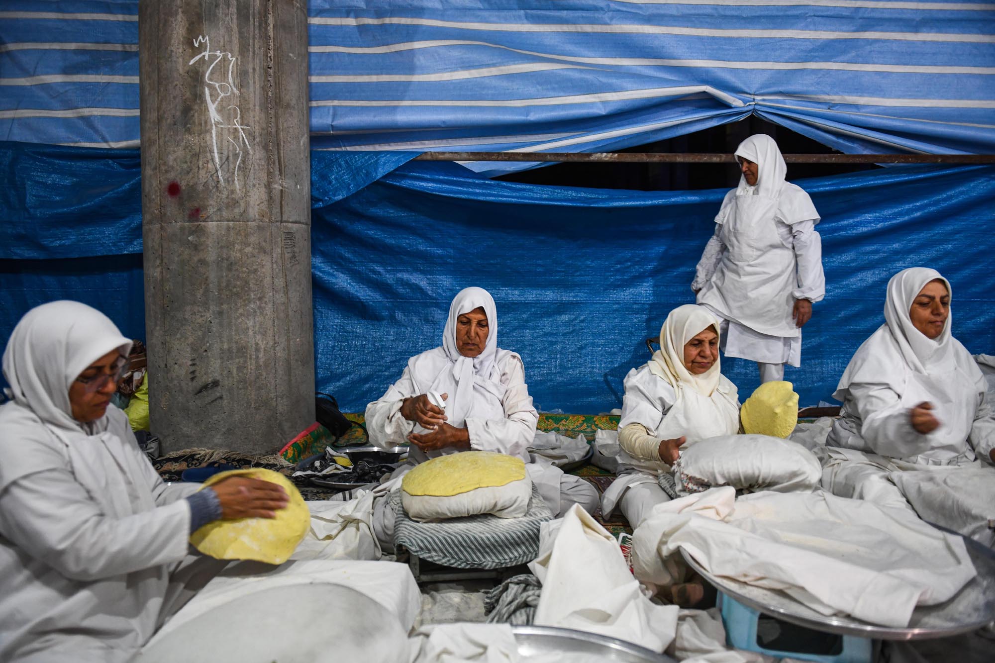 تصاویر پخت نان نذری کرمانیها در مسجد جمکران