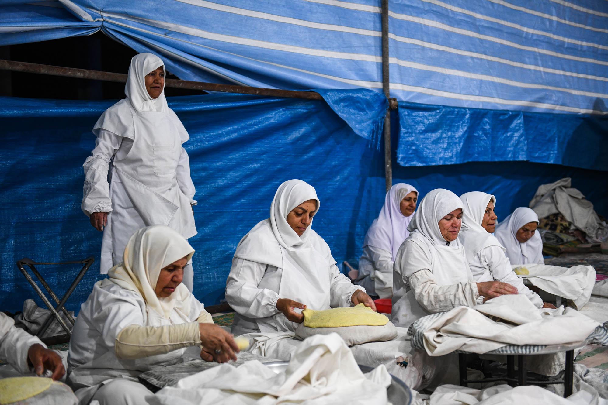 تصاویر پخت نان نذری کرمانیها در مسجد جمکران