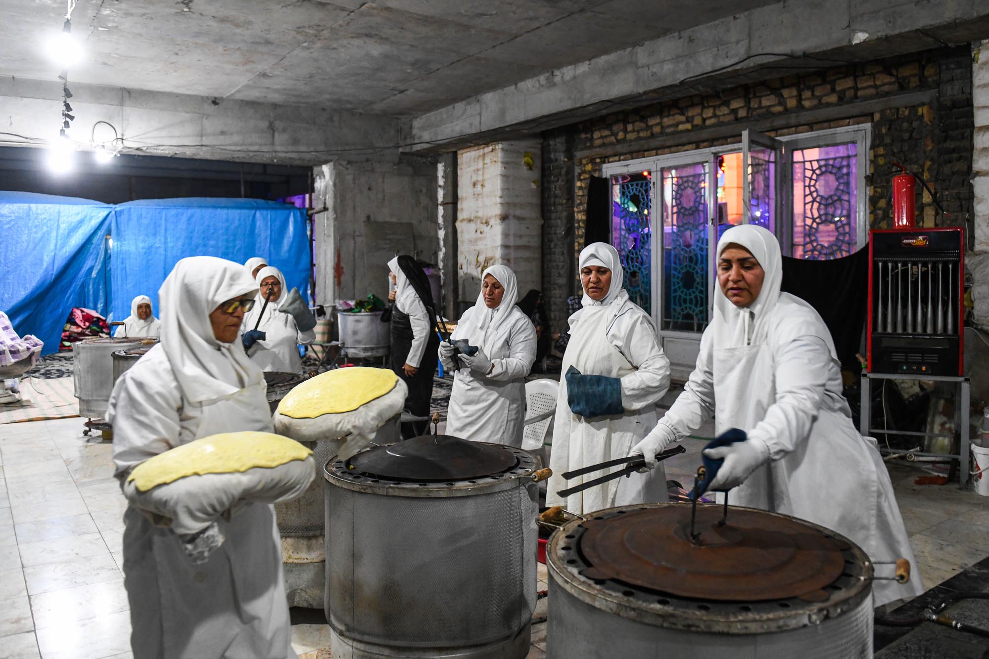 تصاویر پخت نان نذری کرمانیها در مسجد جمکران