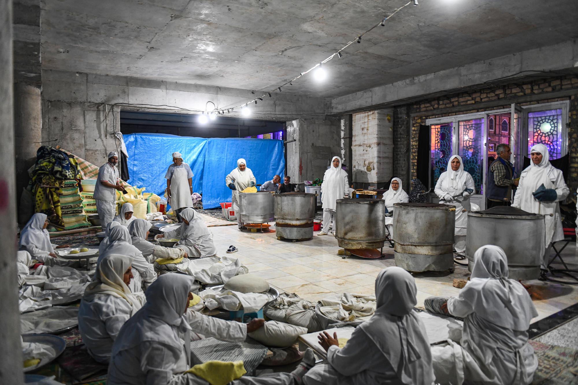 تصاویر پخت نان نذری کرمانیها در مسجد جمکران