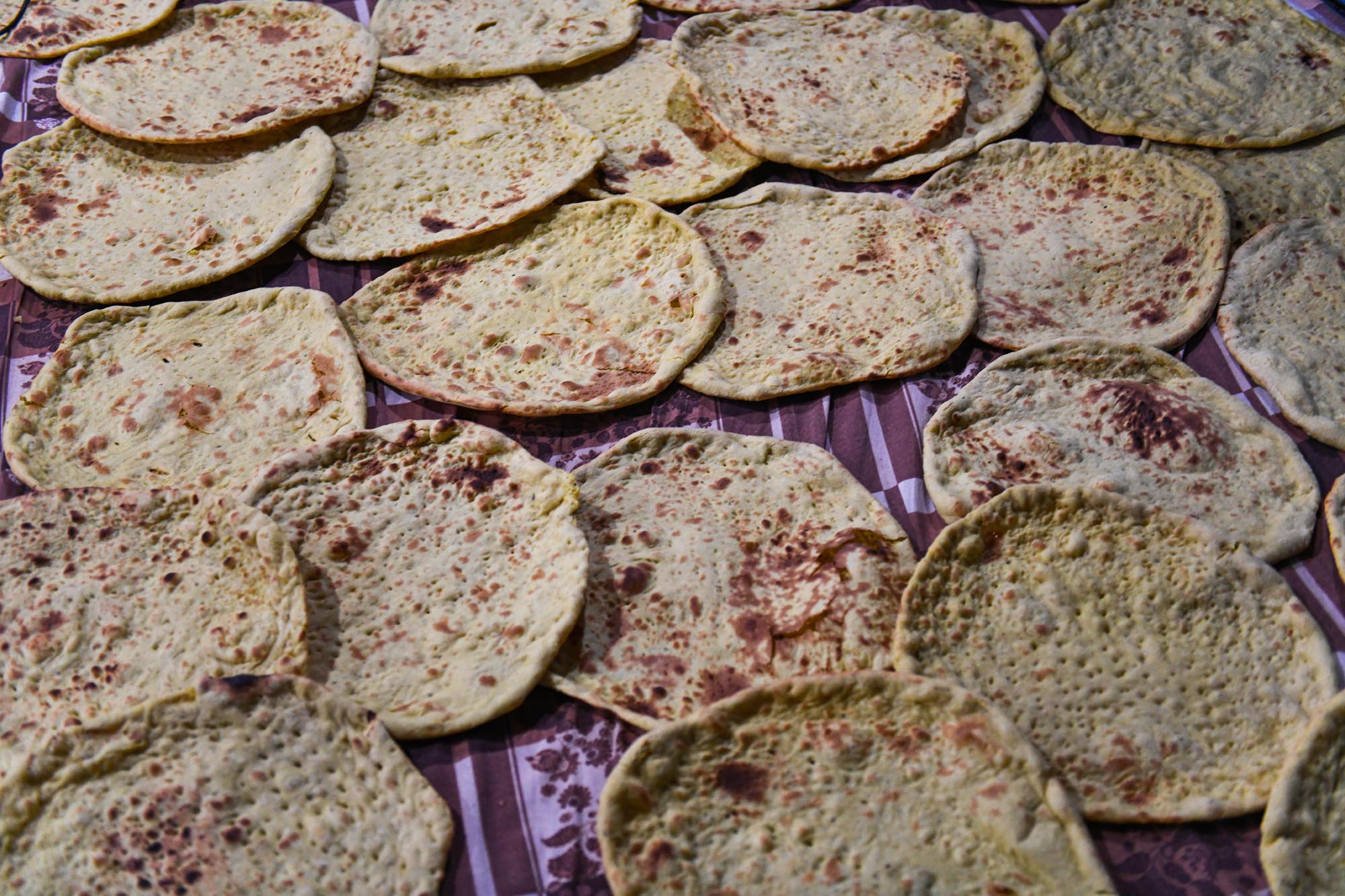 تصاویر پخت نان نذری کرمانیها در مسجد جمکران