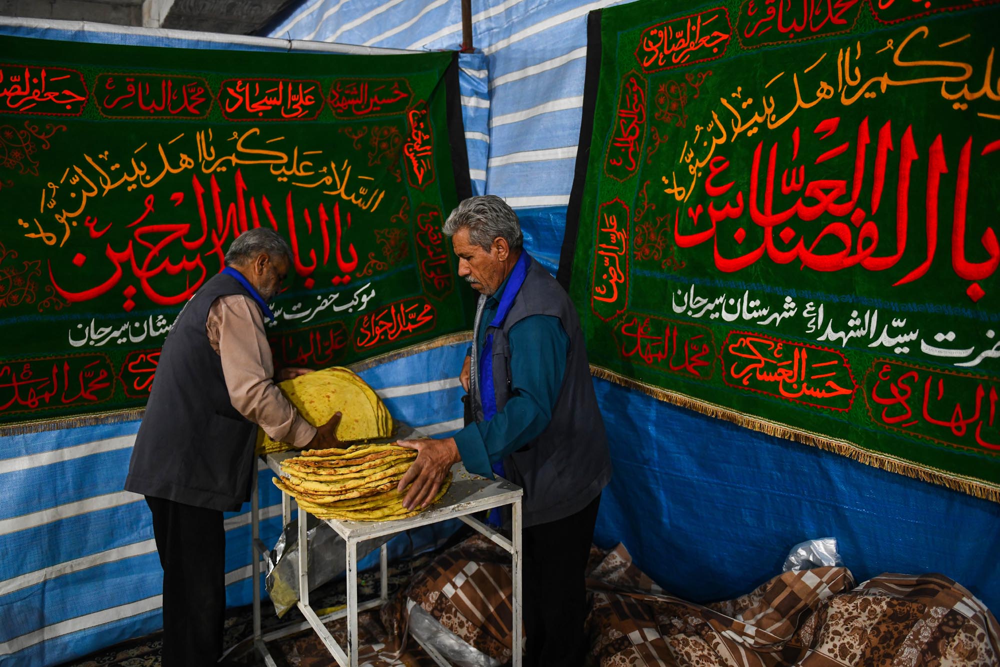 تصاویر پخت نان نذری کرمانی‌ها در مسجد جمکران