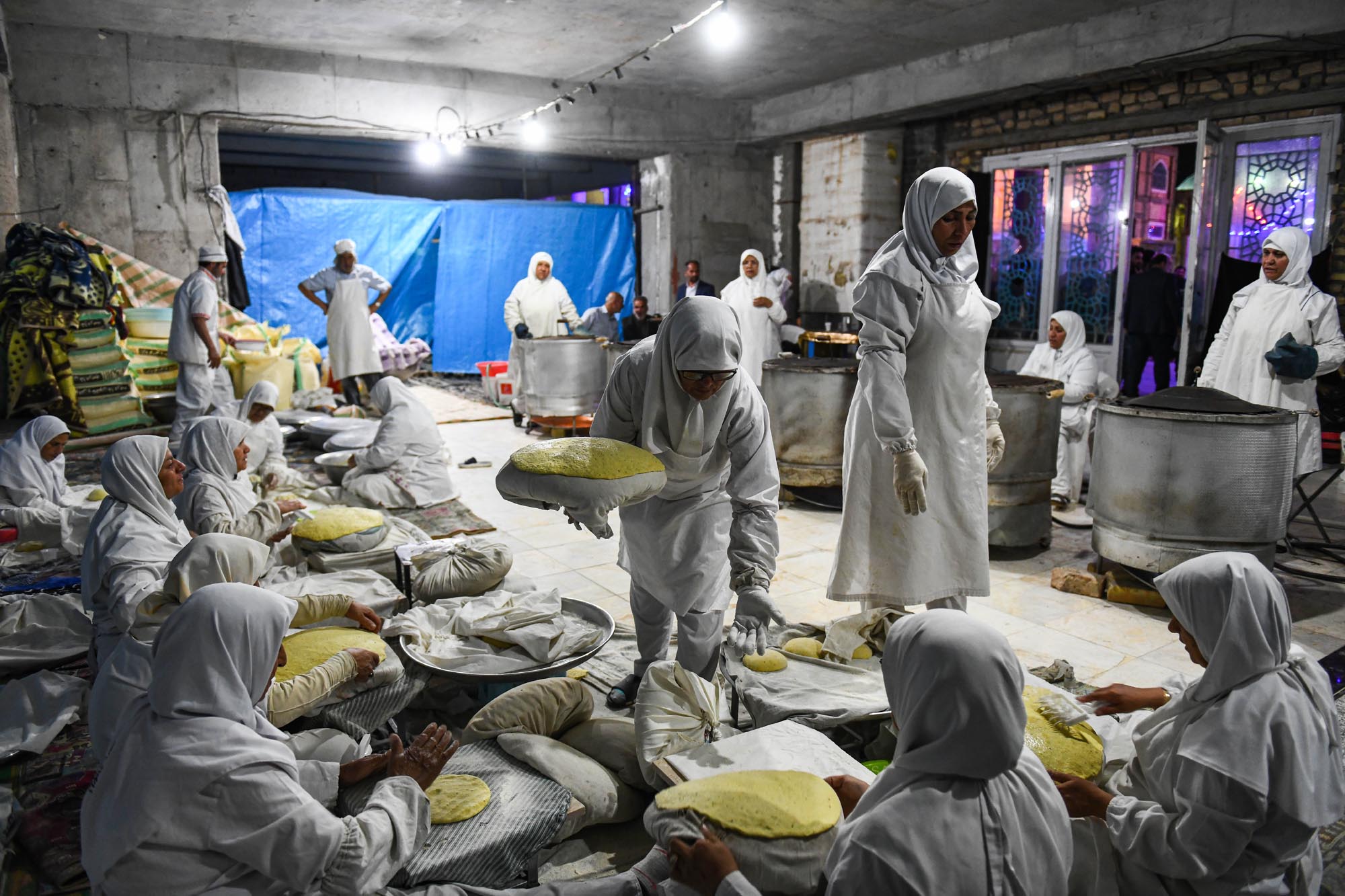 تصاویر پخت نان نذری کرمانیها در مسجد جمکران