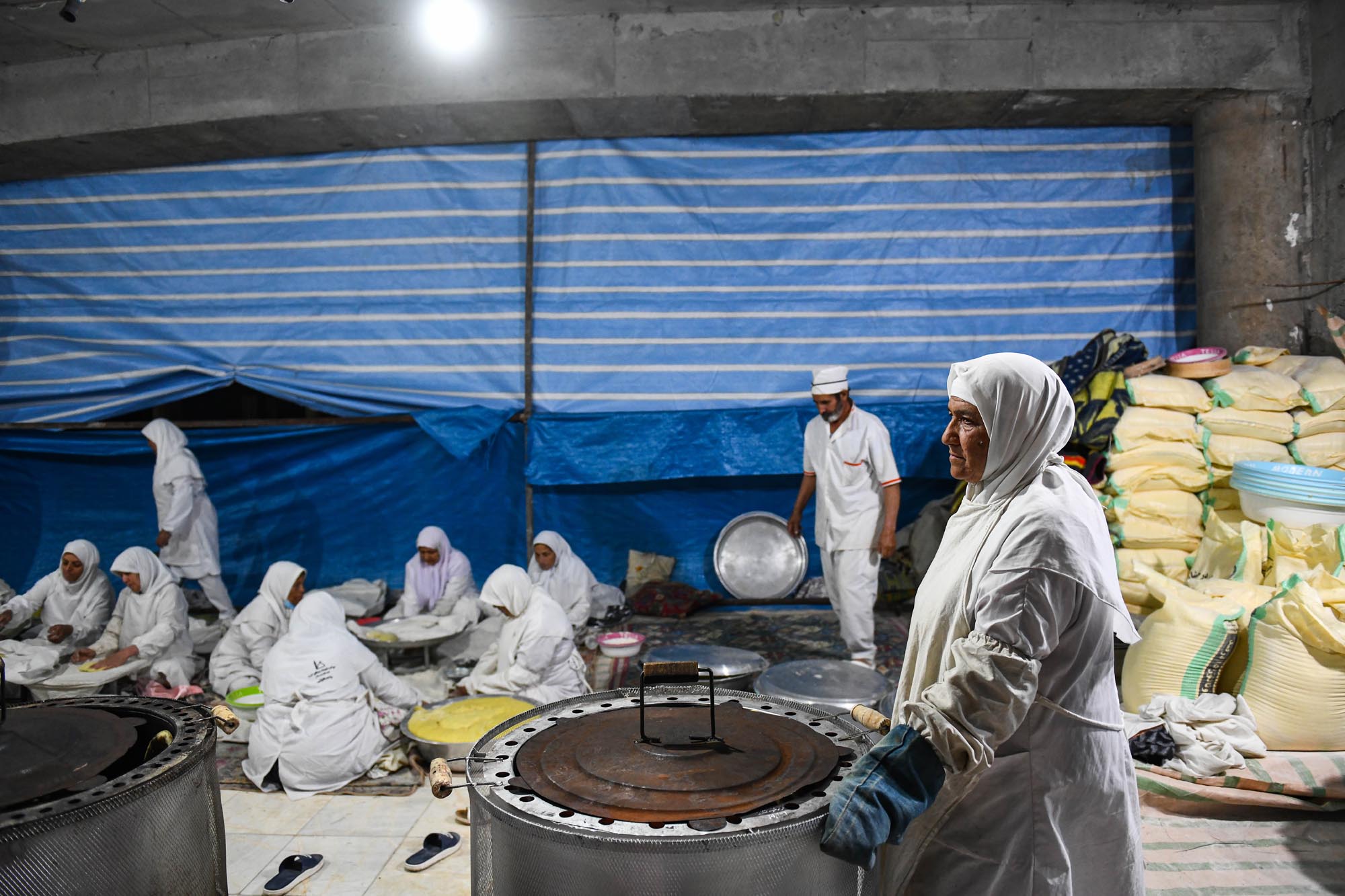 تصاویر پخت نان نذری کرمانیها در مسجد جمکران