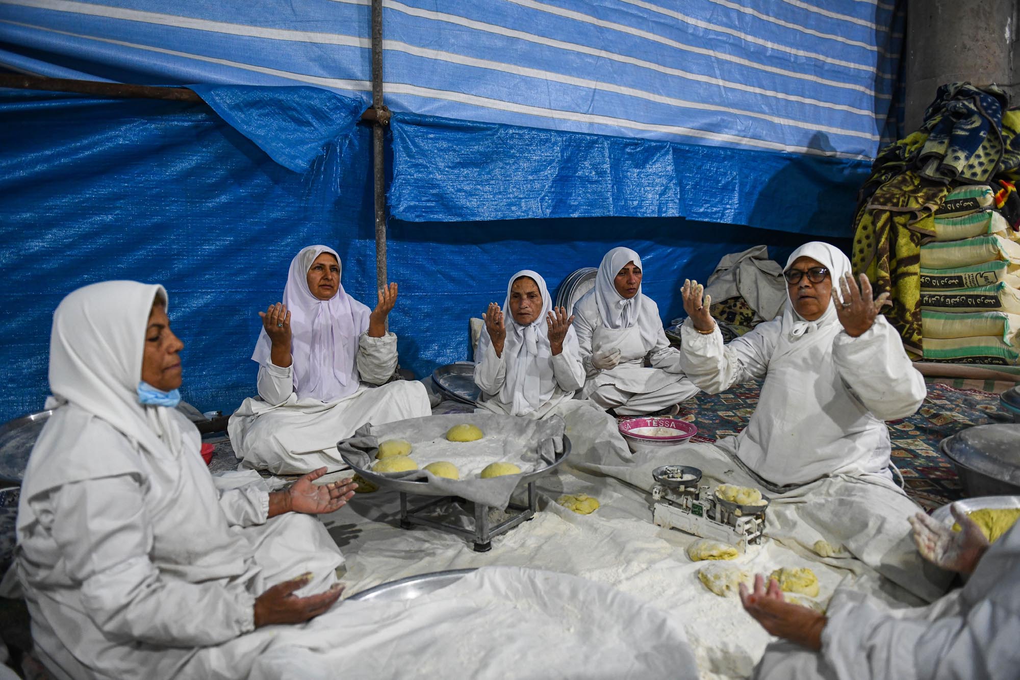 تصاویر پخت نان نذری کرمانیها در مسجد جمکران