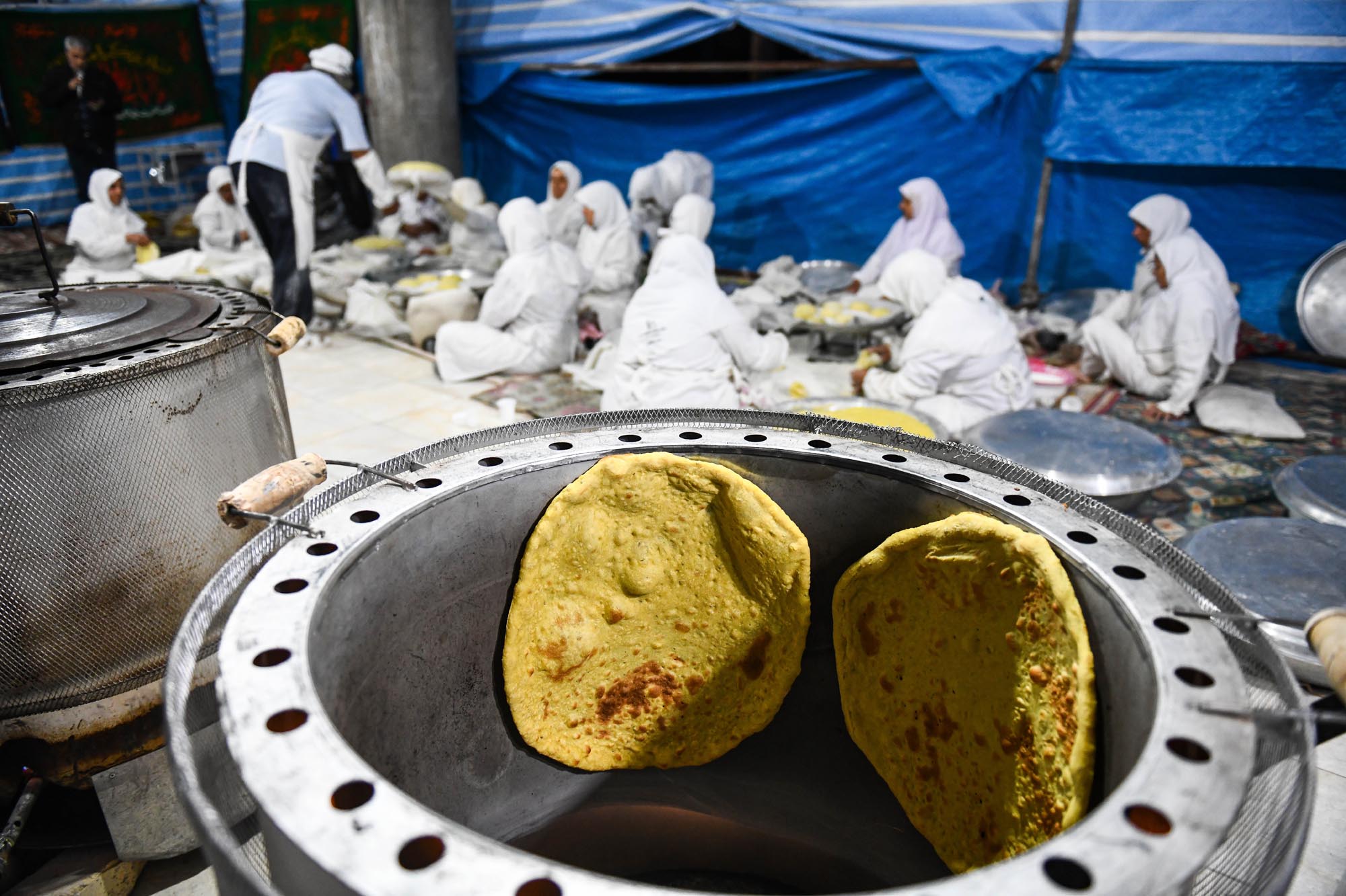 تصاویر پخت نان نذری کرمانیها در مسجد جمکران