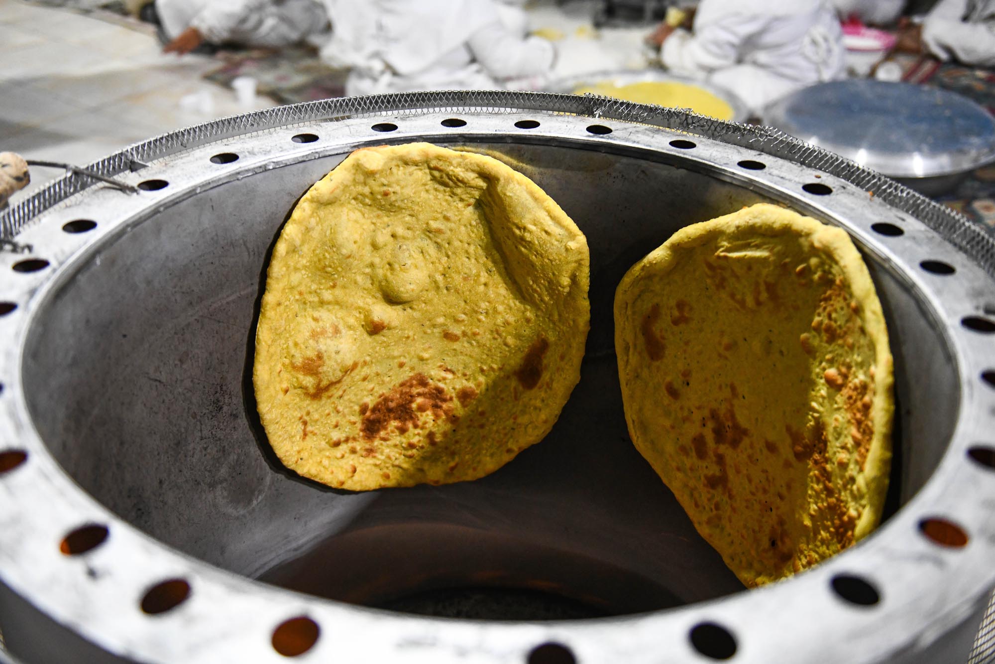 تصاویر پخت نان نذری کرمانیها در مسجد جمکران