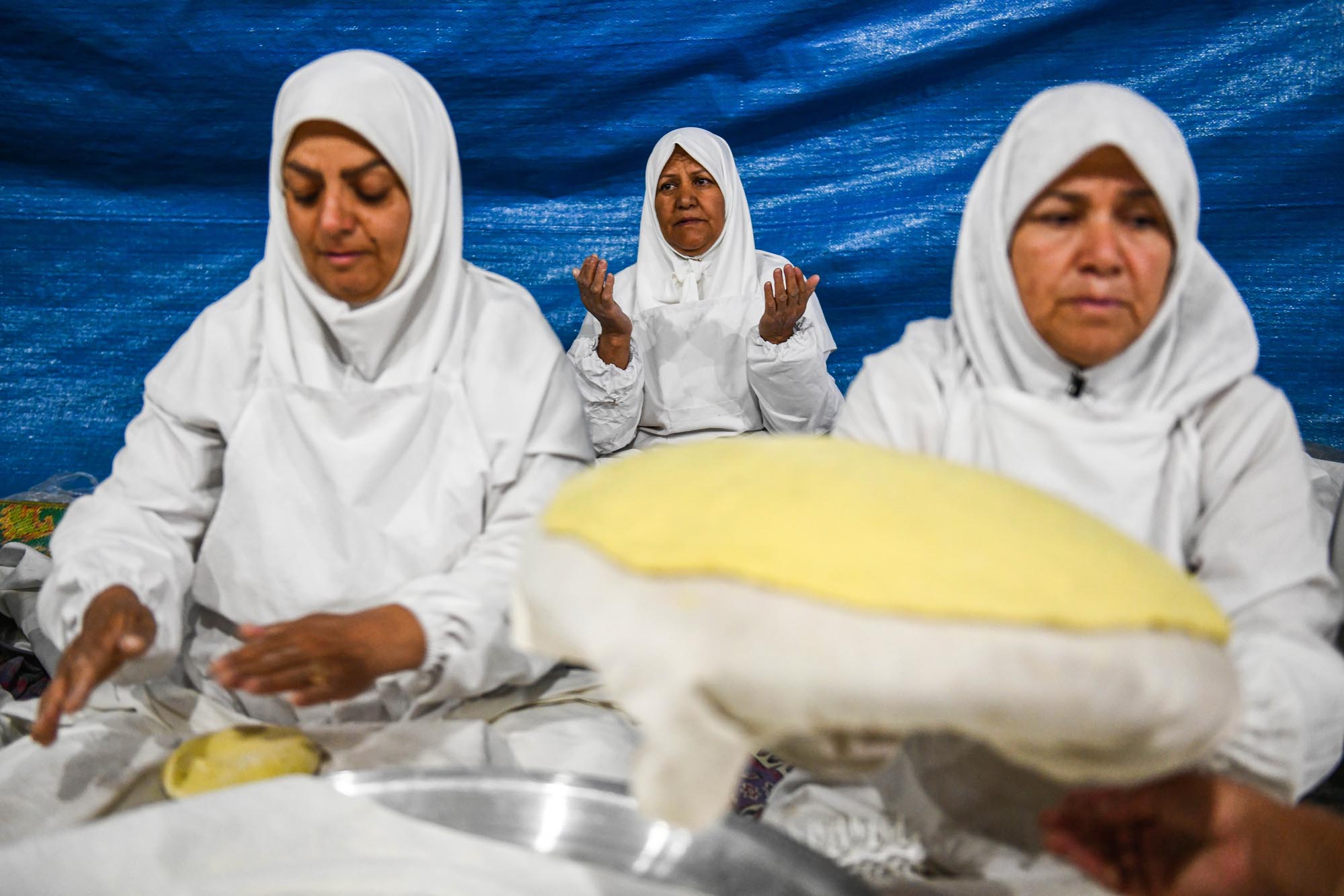 تصاویر پخت نان نذری کرمانیها در مسجد جمکران