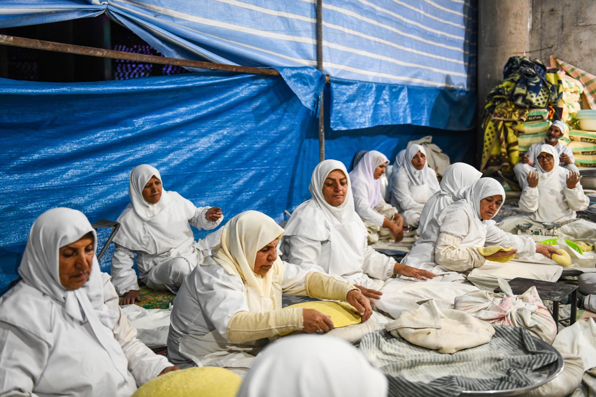 تصاویر پخت نان نذری کرمانیها در مسجد جمکران