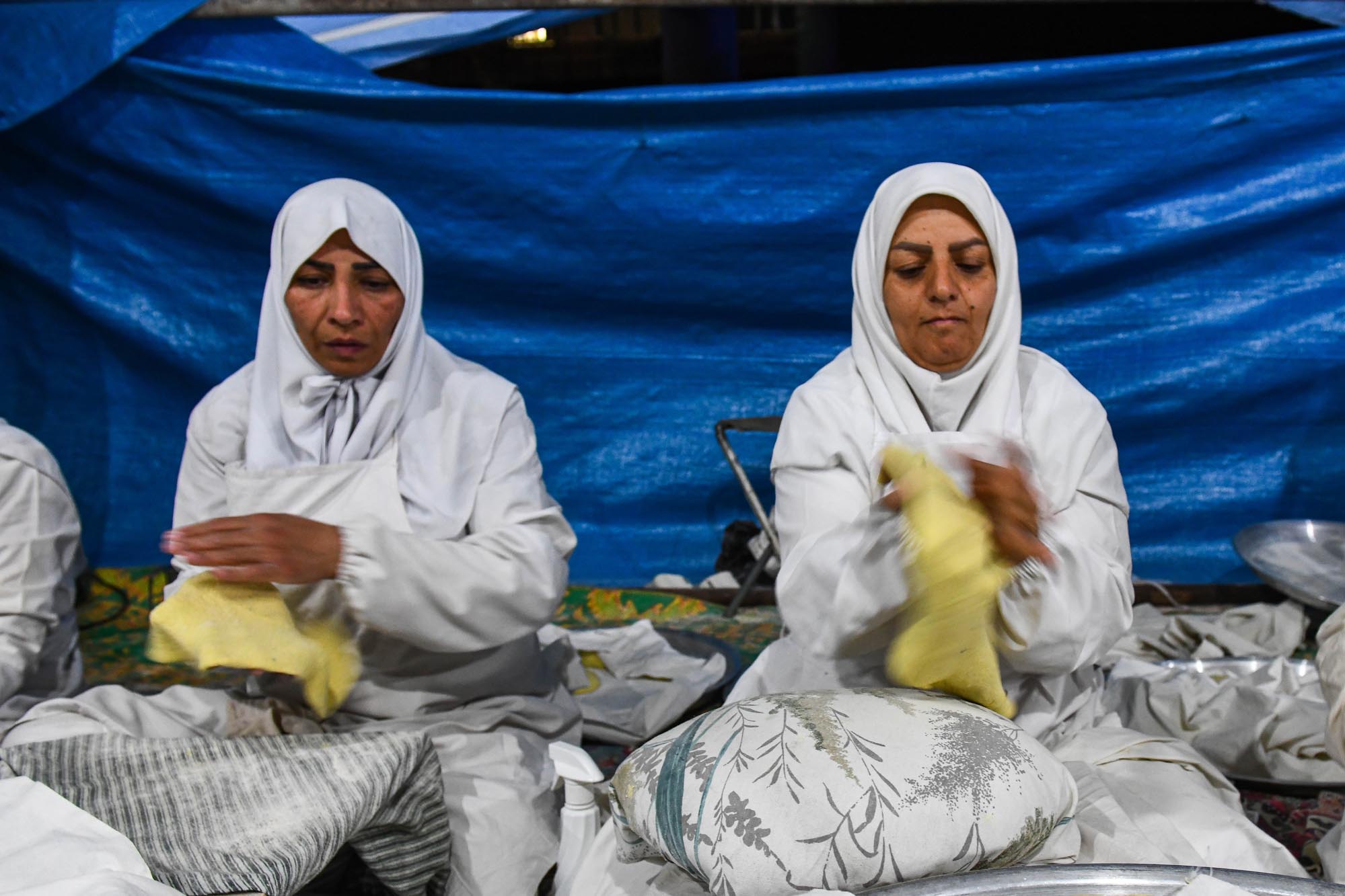 تصاویر پخت نان نذری کرمانیها در مسجد جمکران