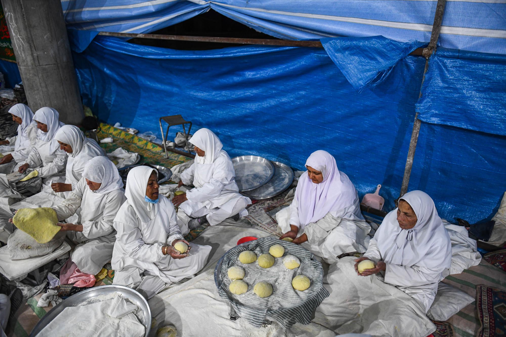 تصاویر پخت نان نذری کرمانیها در مسجد جمکران