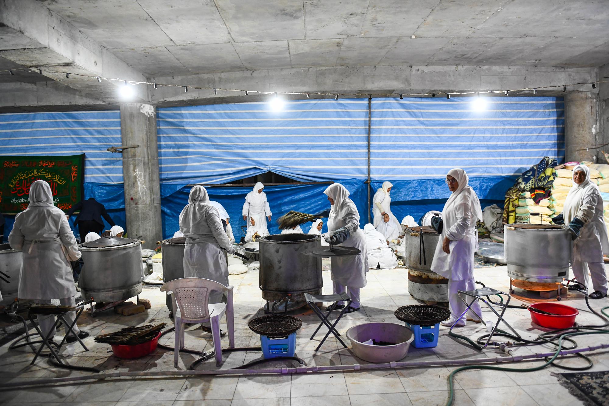 تصاویر پخت نان نذری کرمانیها در مسجد جمکران