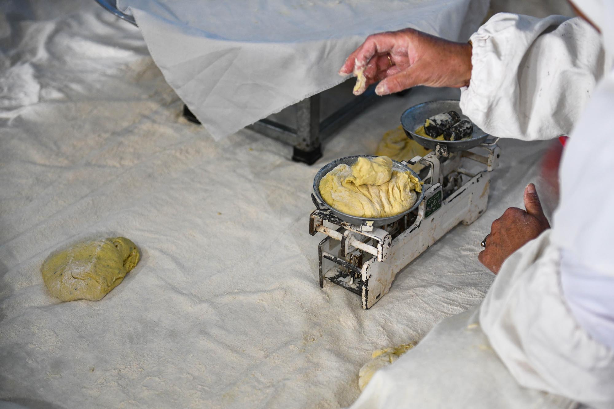 تصاویر پخت نان نذری کرمانیها در مسجد جمکران