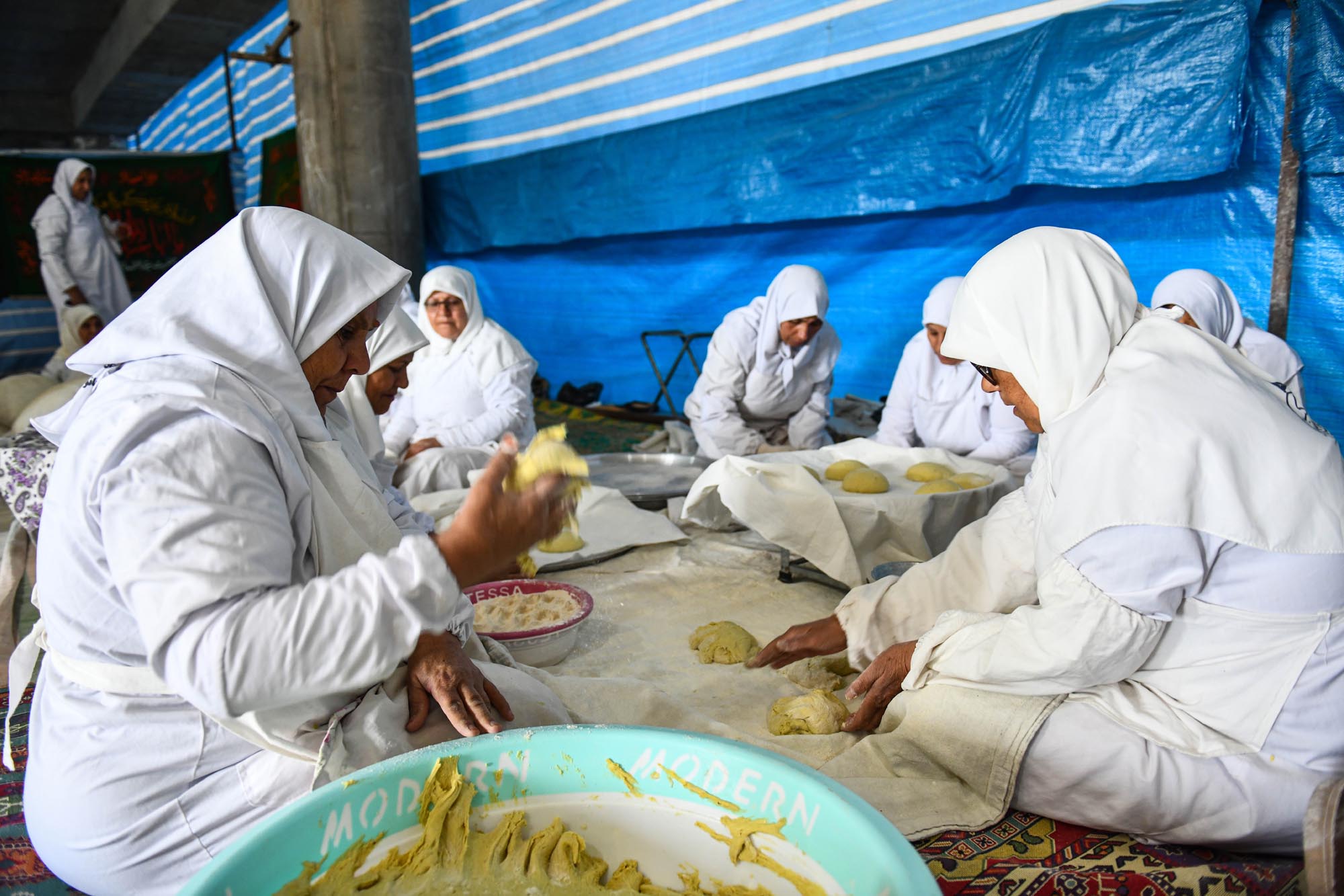 تصاویر پخت نان نذری کرمانیها در مسجد جمکران