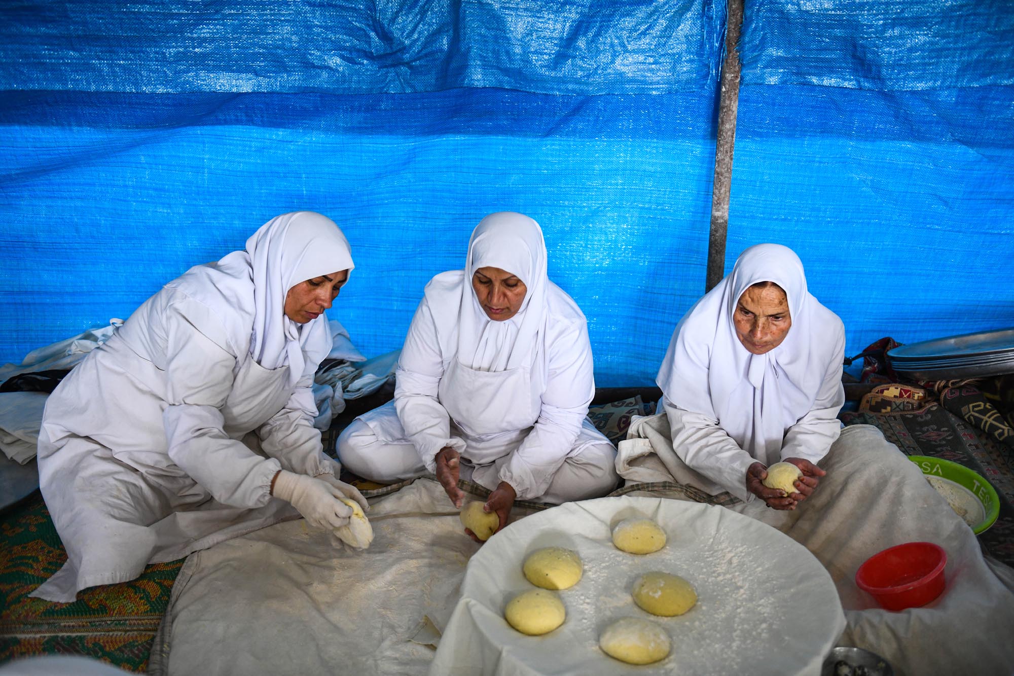 تصاویر پخت نان نذری کرمانیها در مسجد جمکران