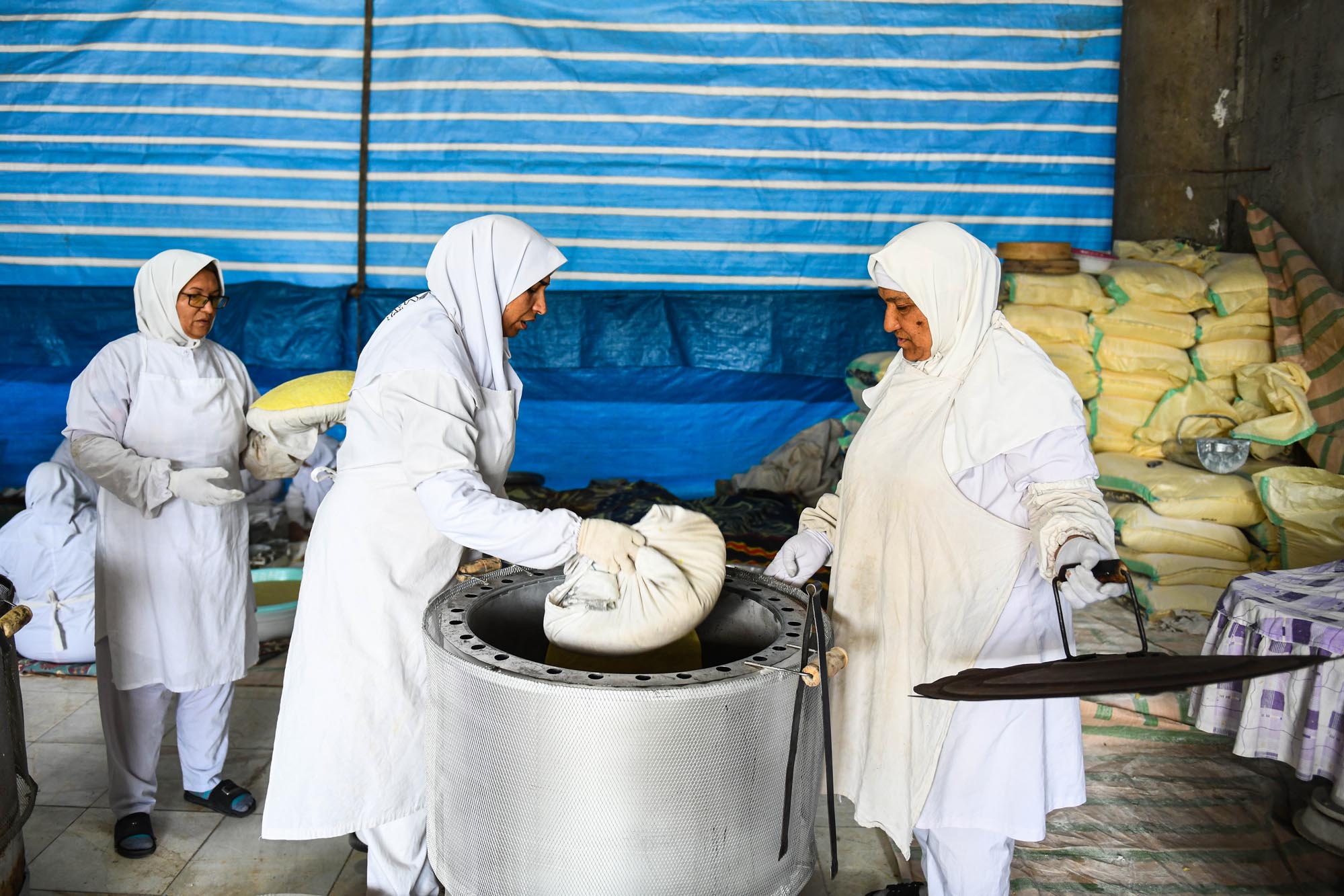 تصاویر پخت نان نذری کرمانیها در مسجد جمکران