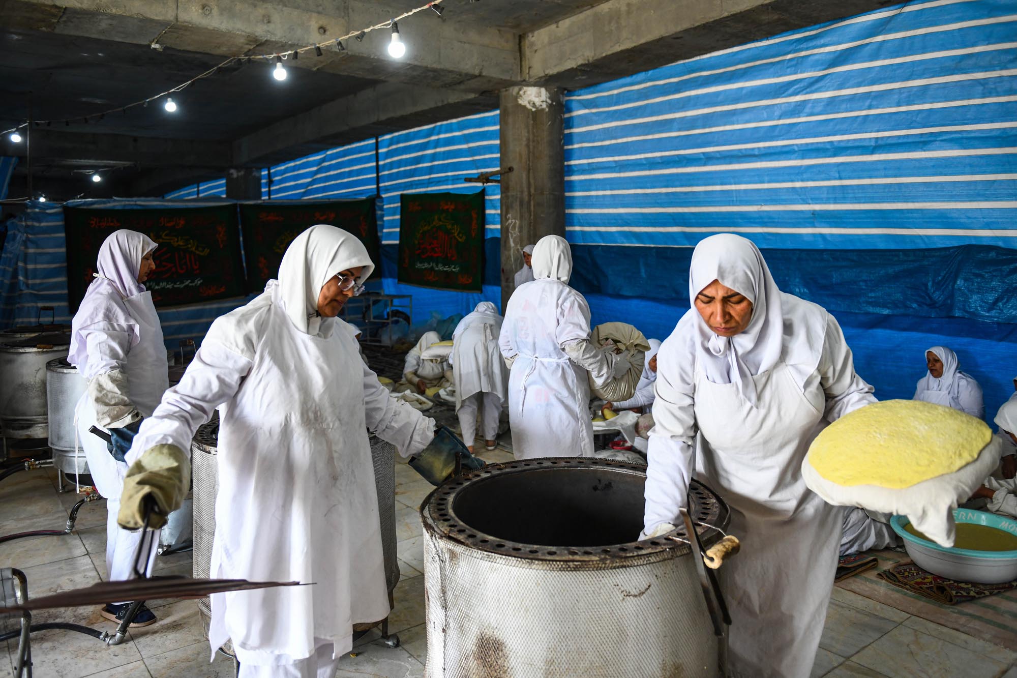 تصاویر پخت نان نذری کرمانیها در مسجد جمکران