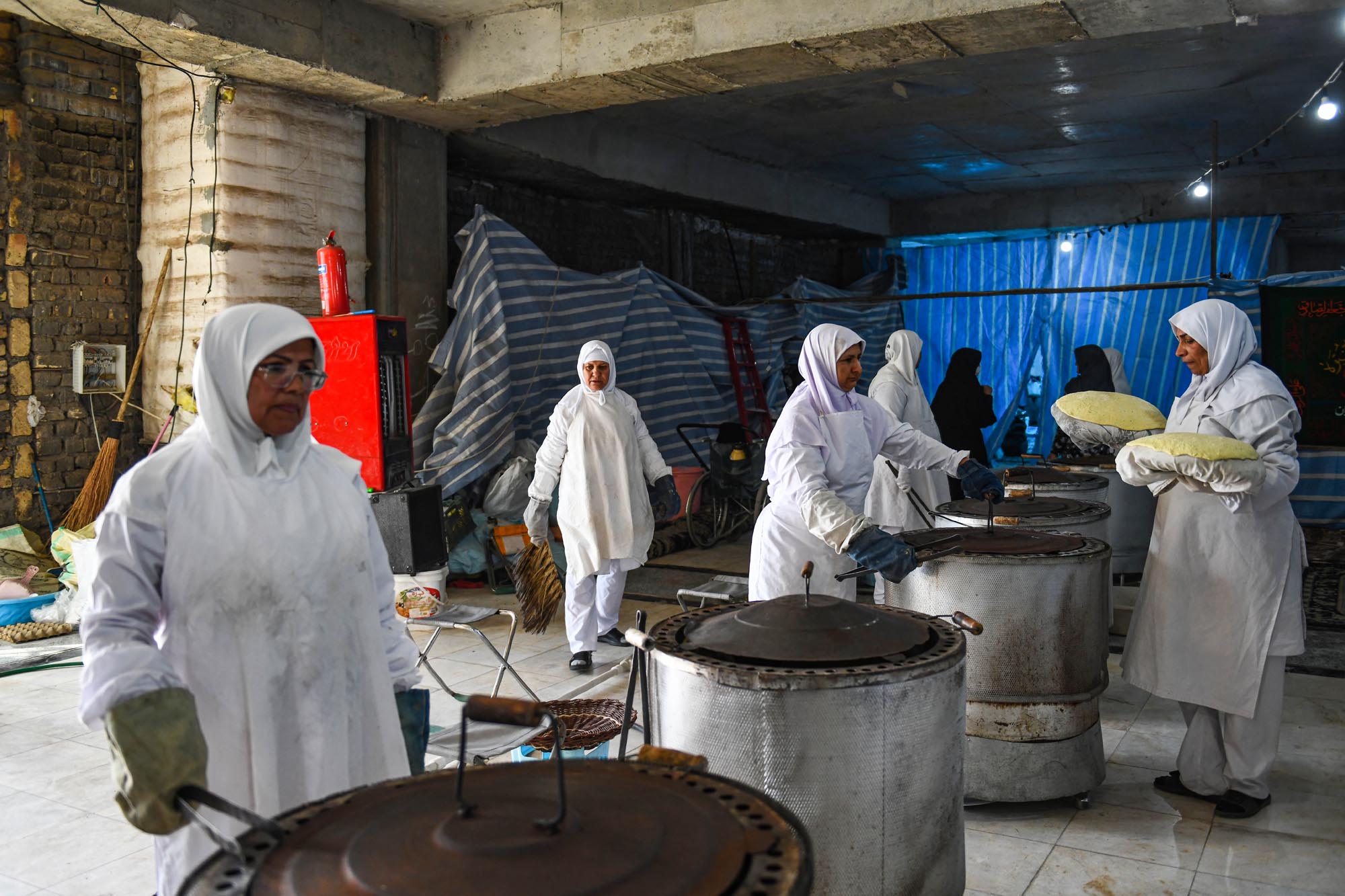 تصاویر پخت نان نذری کرمانیها در مسجد جمکران