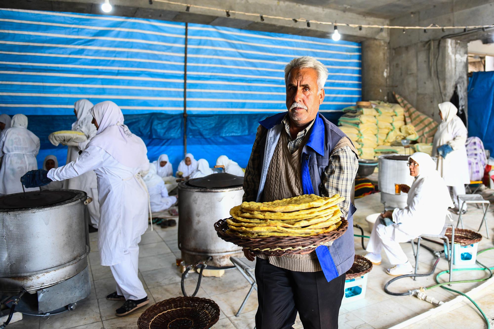 تصاویر پخت نان نذری کرمانیها در مسجد جمکران