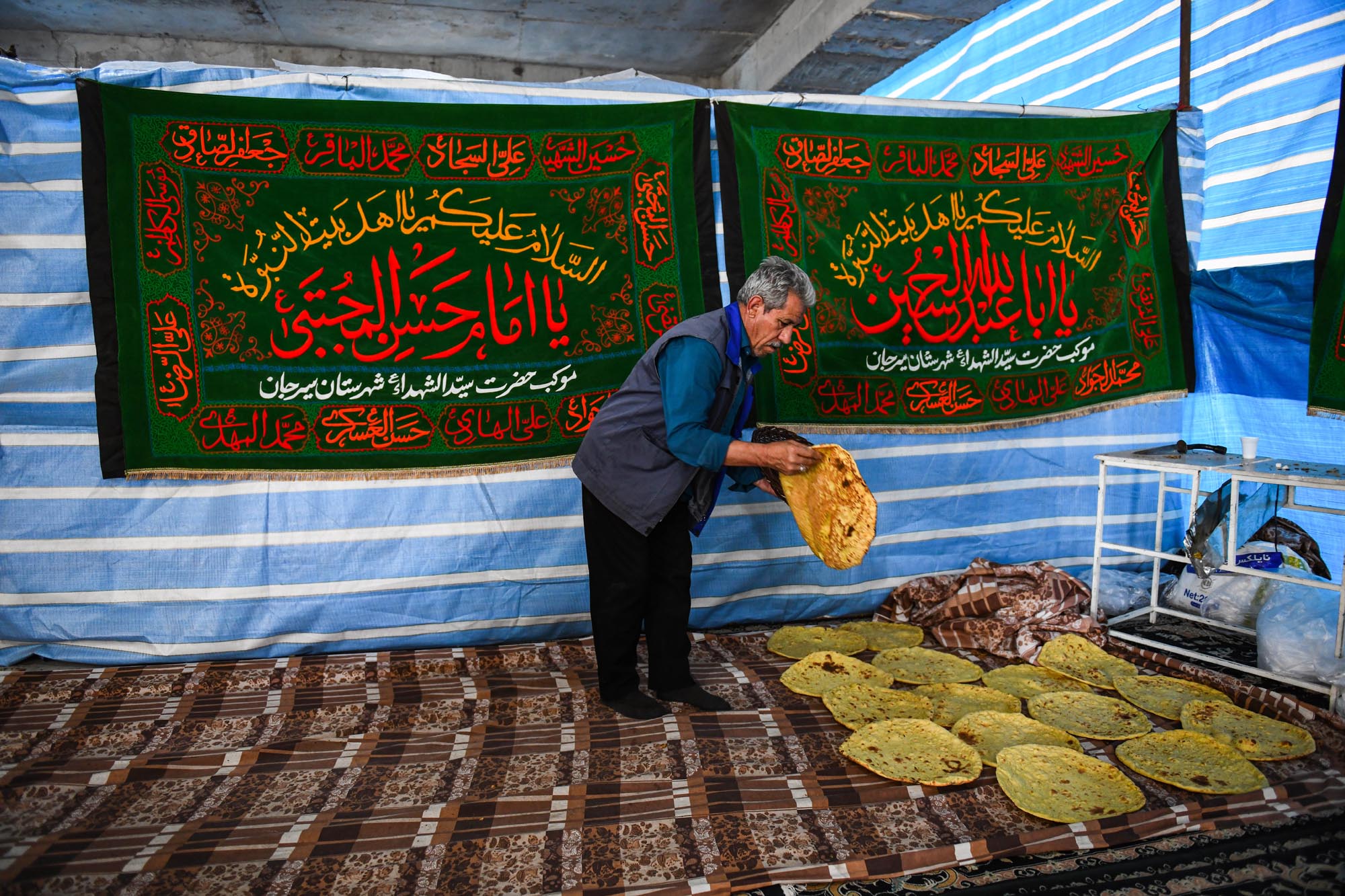 تصاویر پخت نان نذری کرمانیها در مسجد جمکران