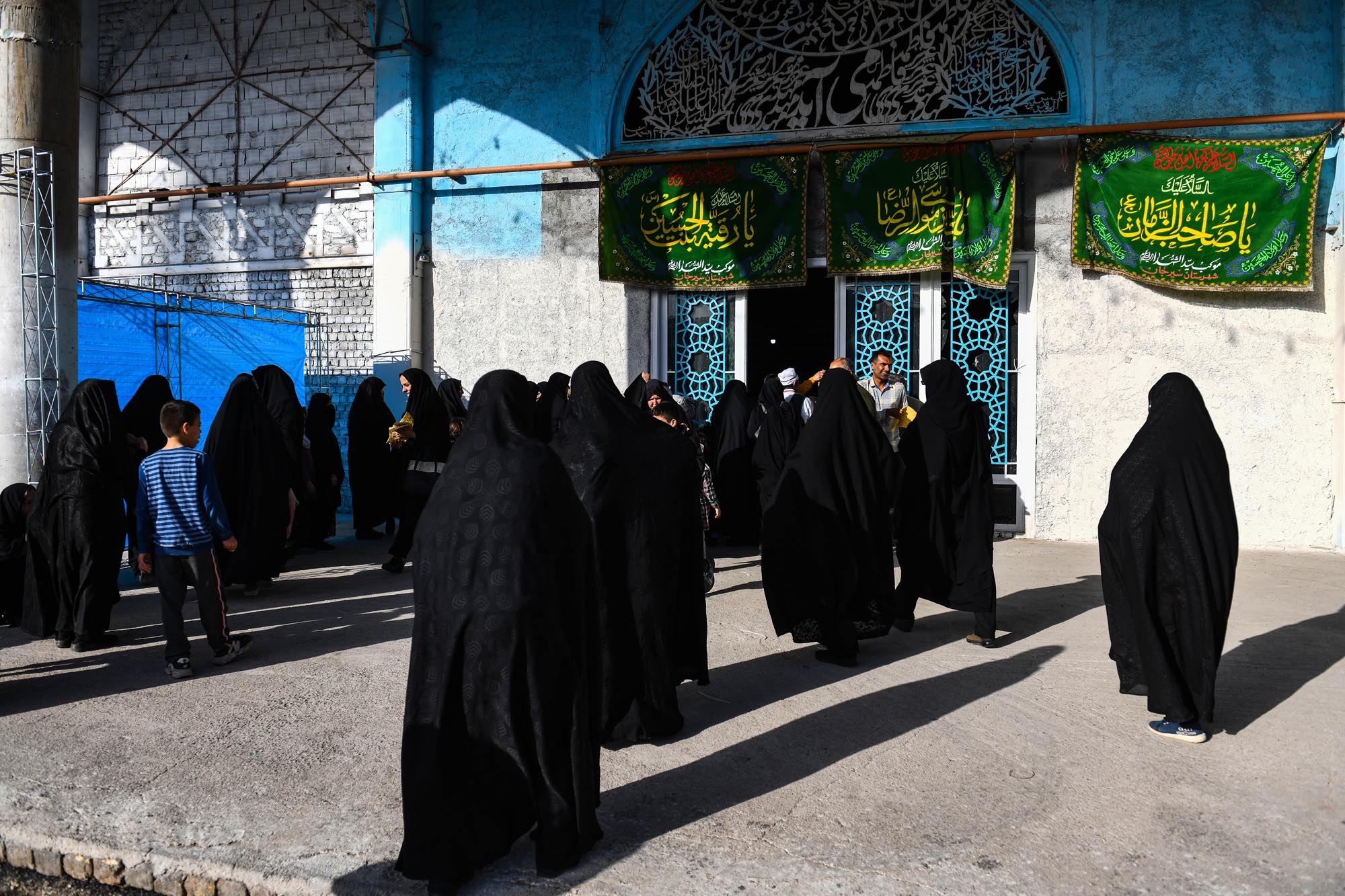 تصاویر پخت نان نذری کرمانیها در مسجد جمکران