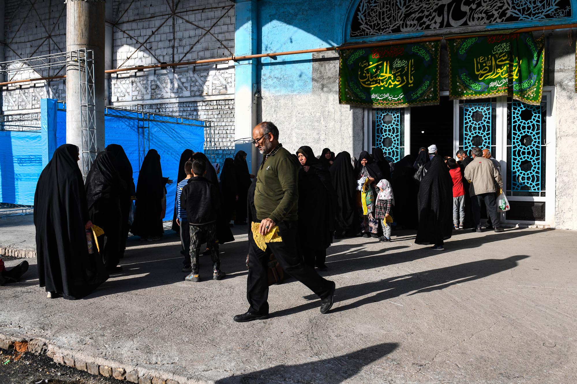 تصاویر پخت نان نذری کرمانی‌ها در مسجد جمکران