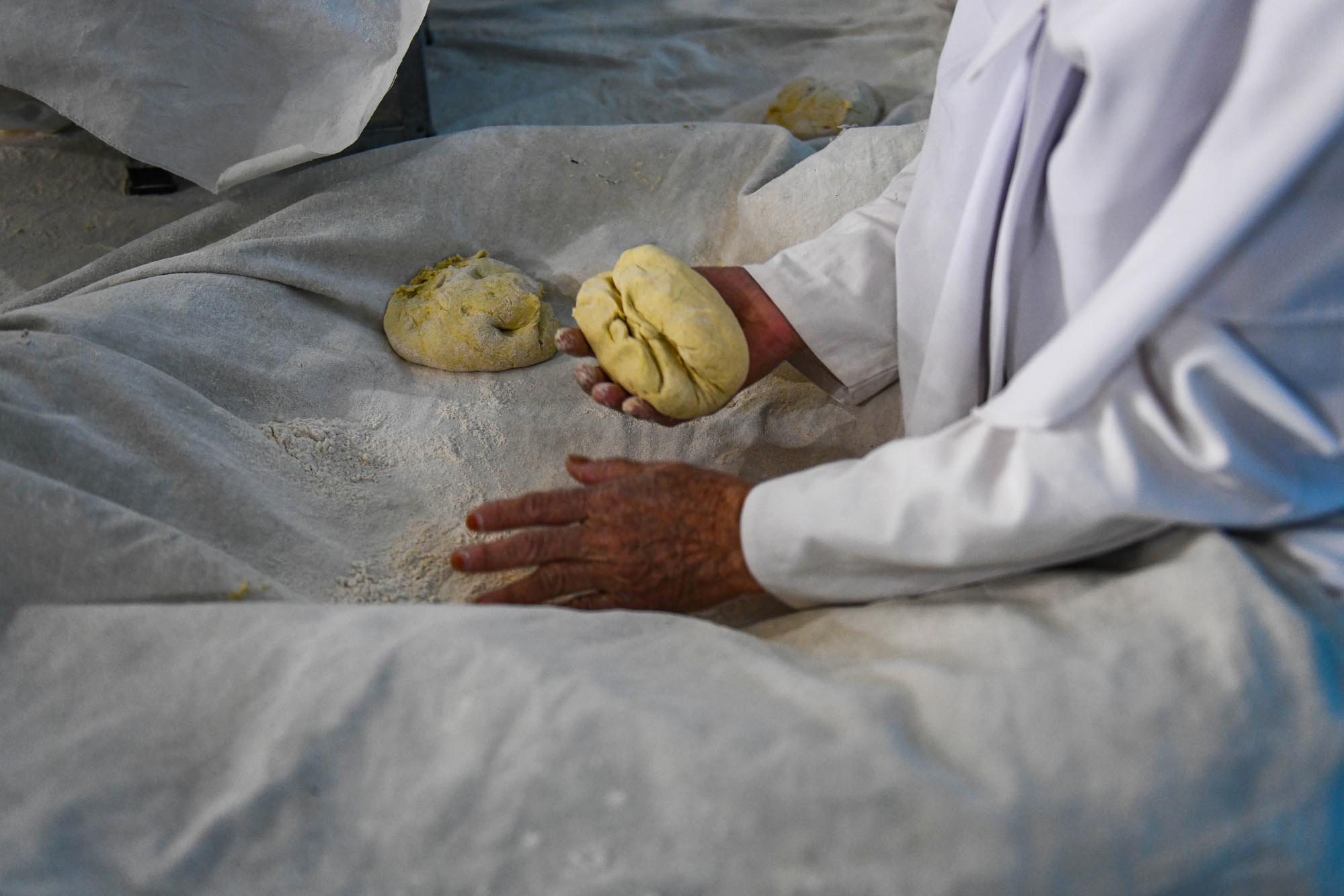 تصاویر پخت نان نذری کرمانیها در مسجد جمکران