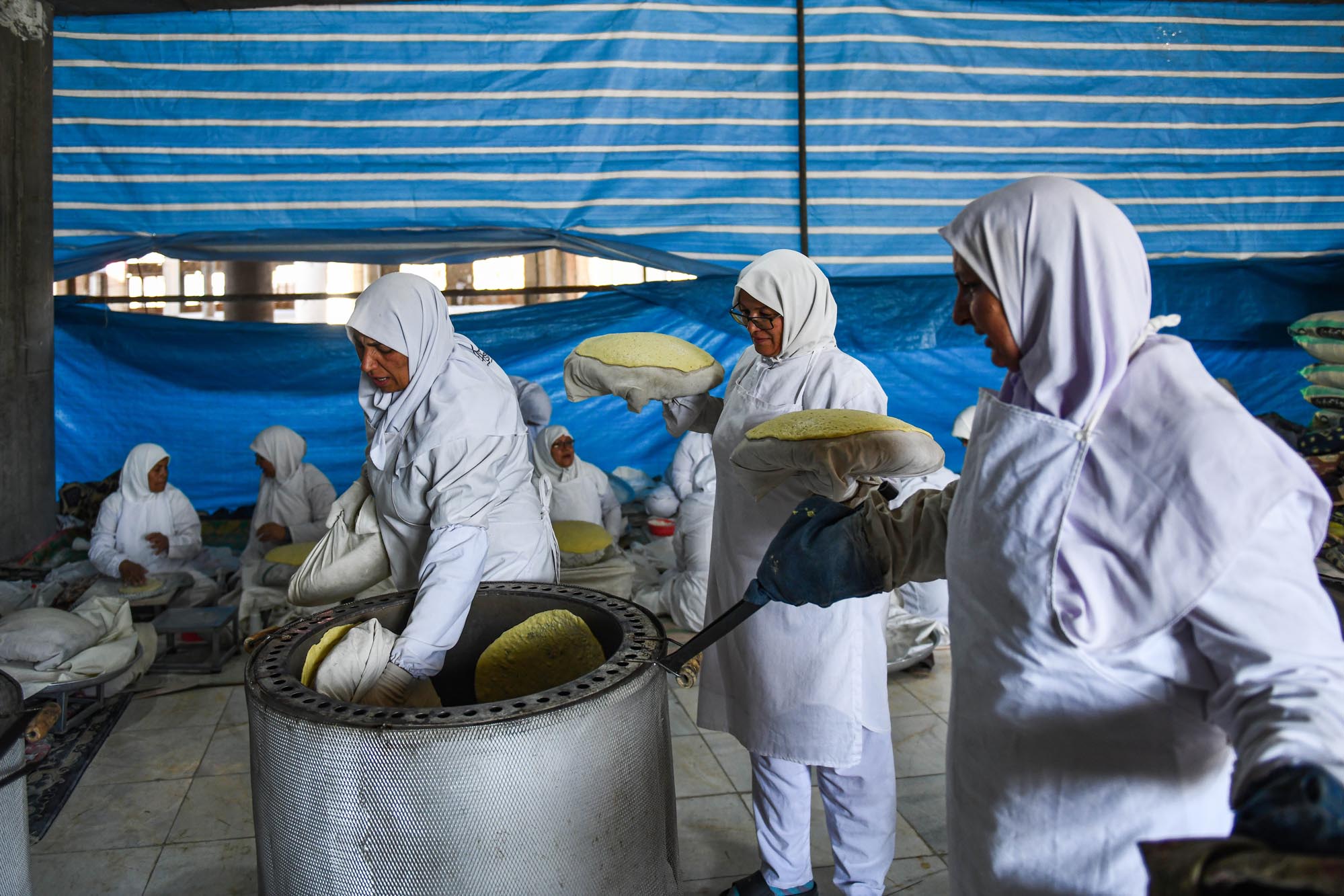 تصاویر پخت نان نذری کرمانیها در مسجد جمکران