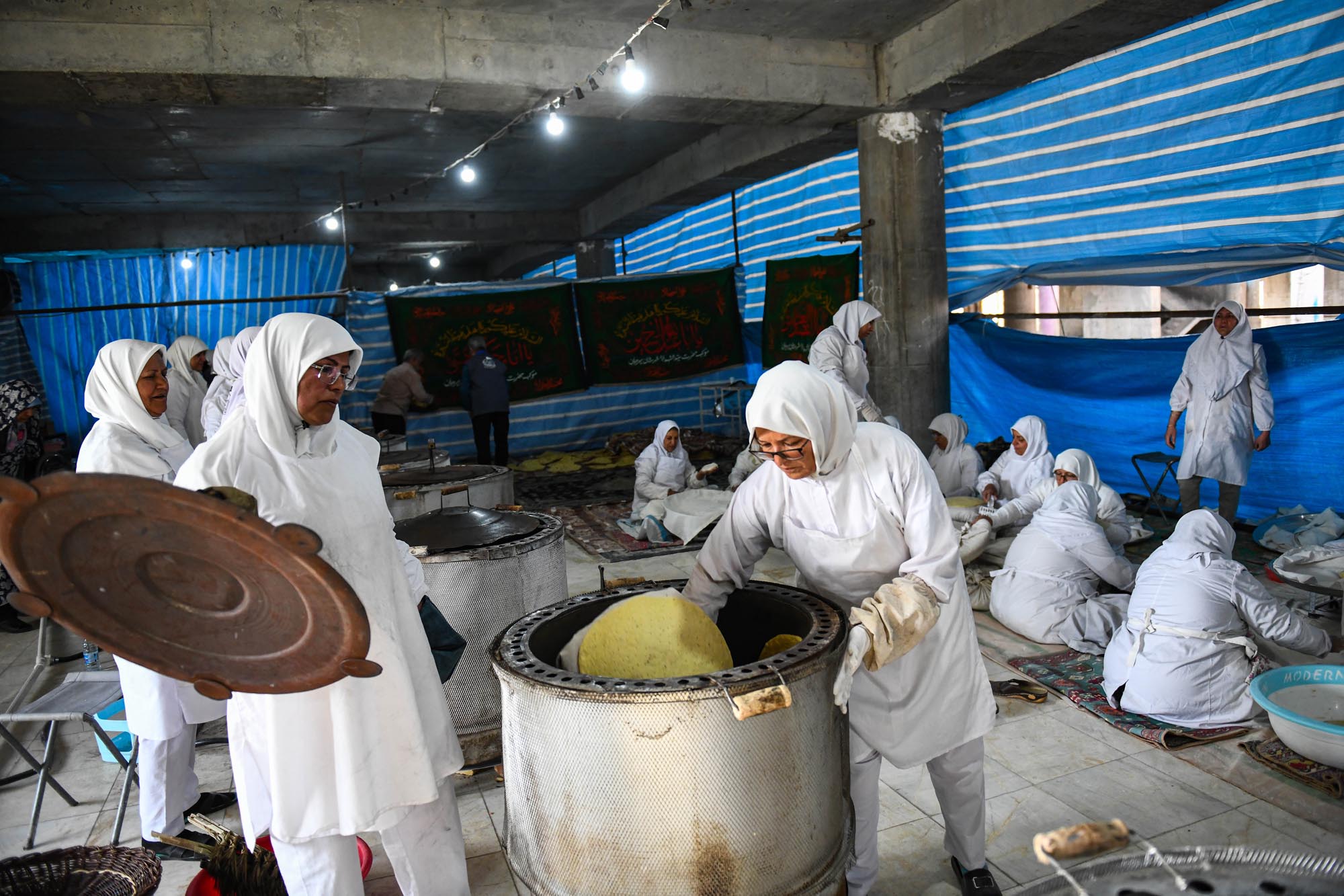 تصاویر پخت نان نذری کرمانیها در مسجد جمکران