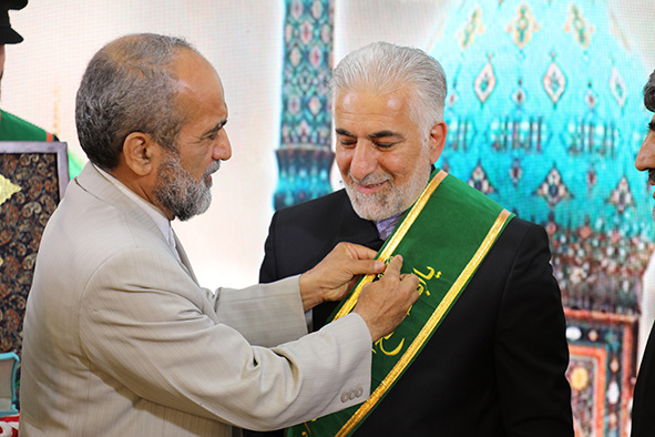 نشان خادمی مسجد مقدس جمکران به رئیس سازمان زندان‌ها اهداء شد