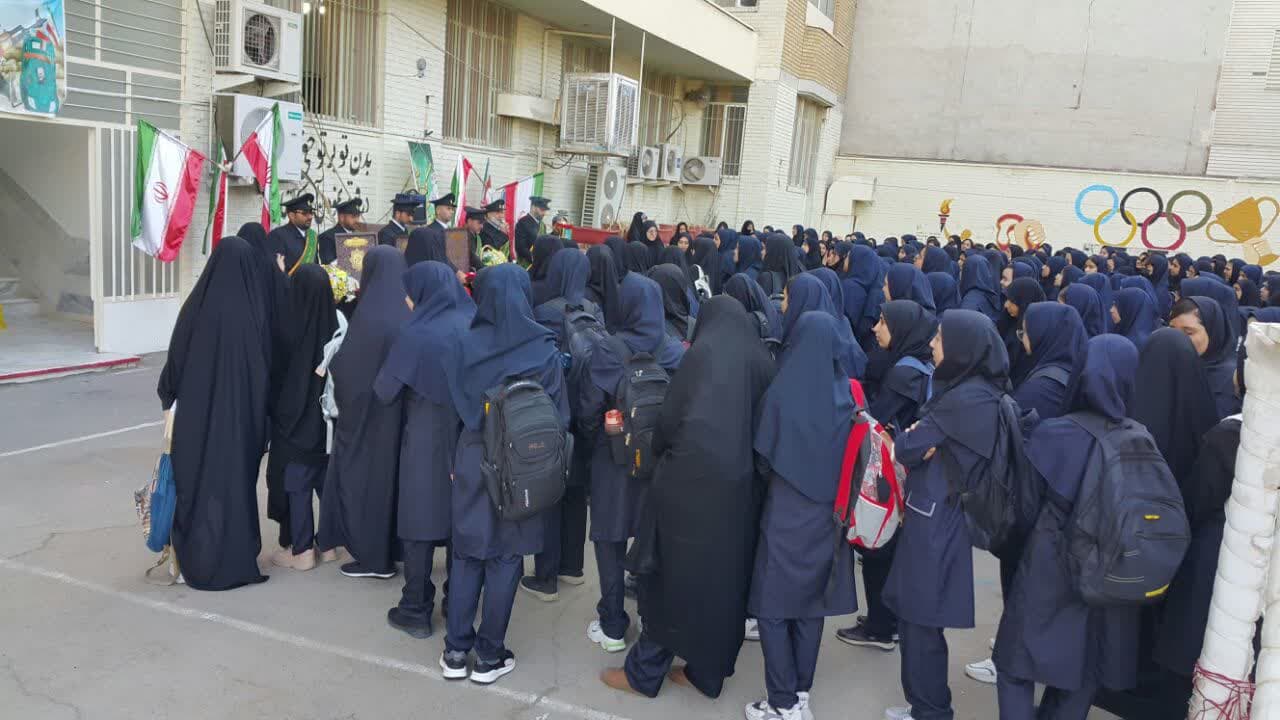 نواختن زنگ بیعت در مدارس 16 استان با حضور خادمان مسجد مقدس جمکران