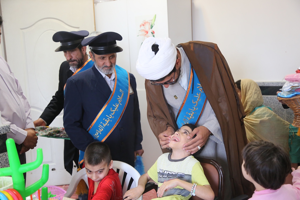 دیدار خادمان مسجد مقدس جمکران با کودکان معلول و سالمندان آسایشگاه رضوی